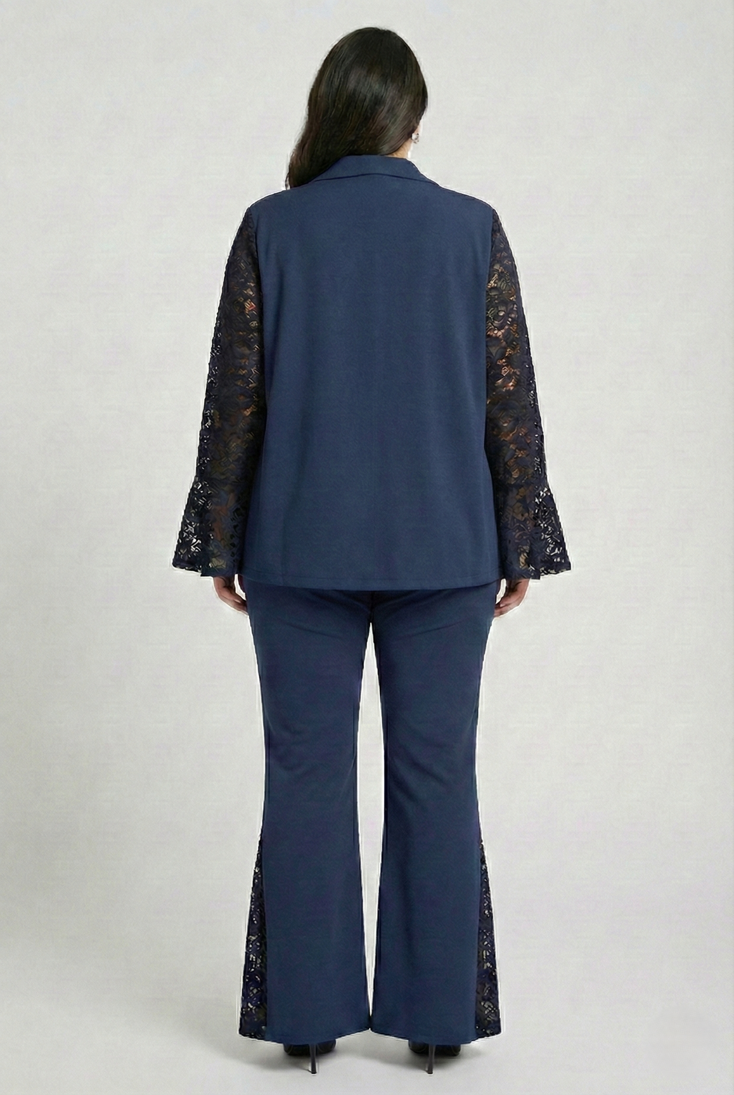 Completo blu plus size elegante donna con dettagli in pizzo e pantalone ampio
