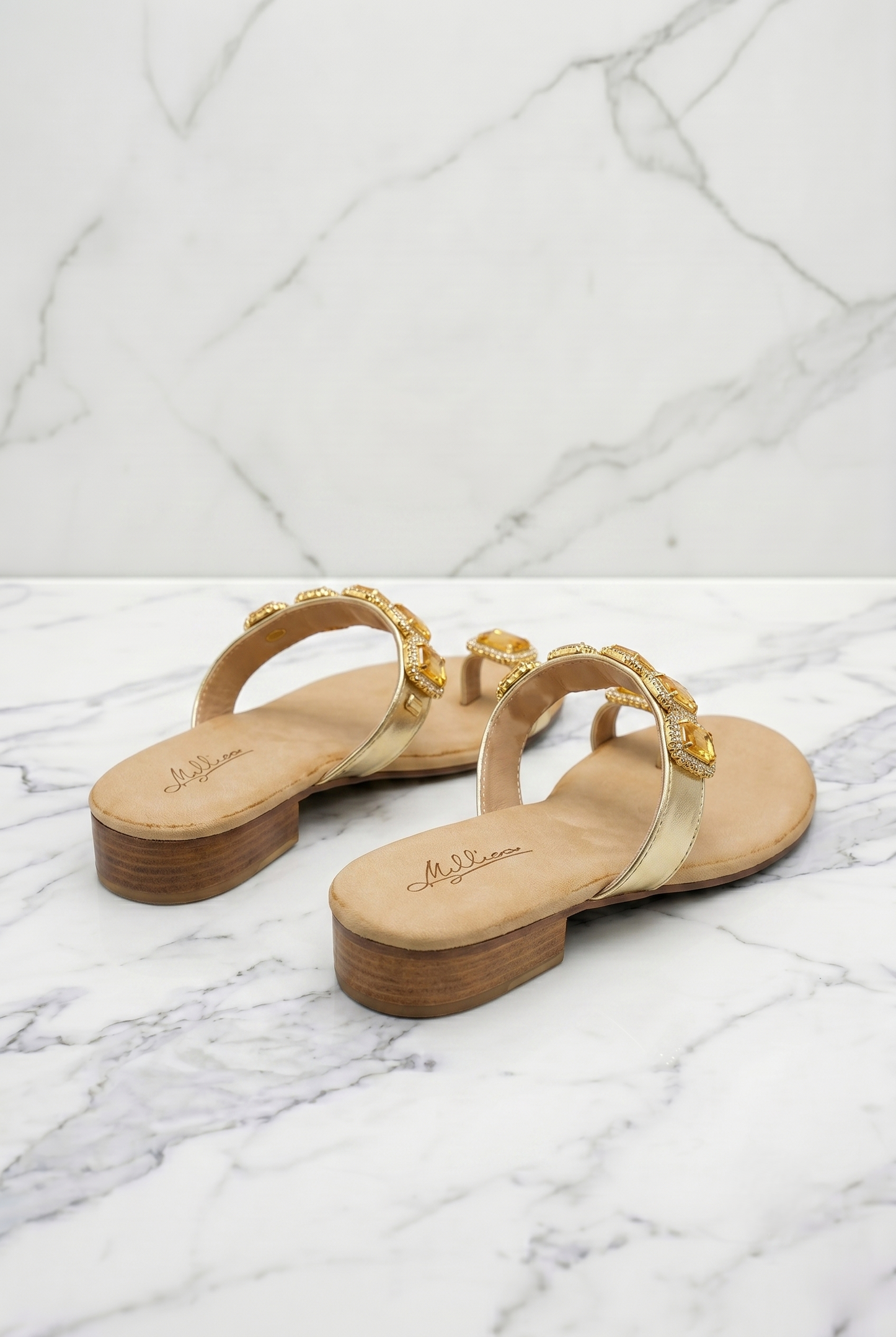 Sandali bassi da donna color oro con applicazioni gioiello e dettagli strass