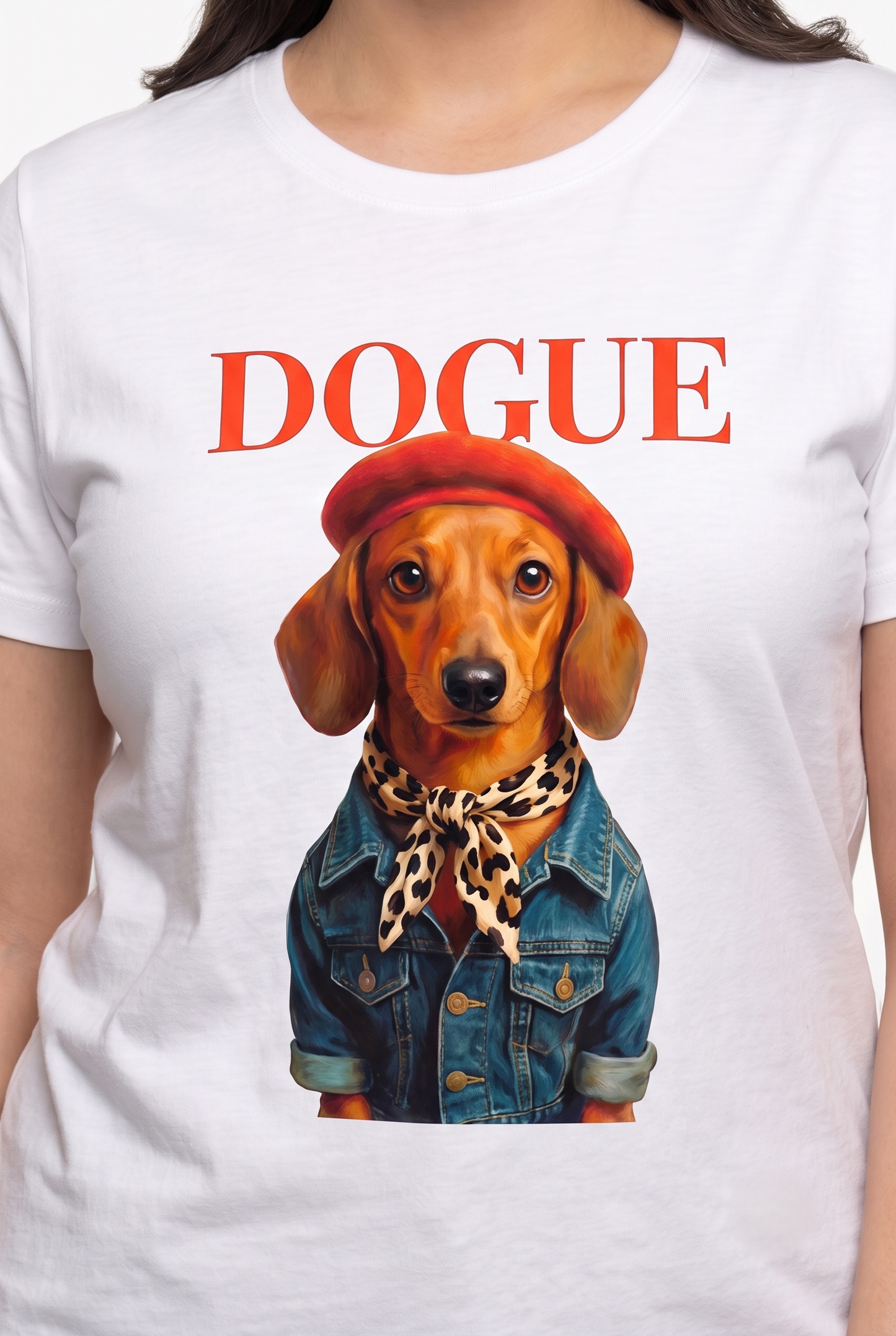 Dettaglio t-shirt donna bianca con stampa bassotto, berretto rosso, foulard animalier e giacca di jeans