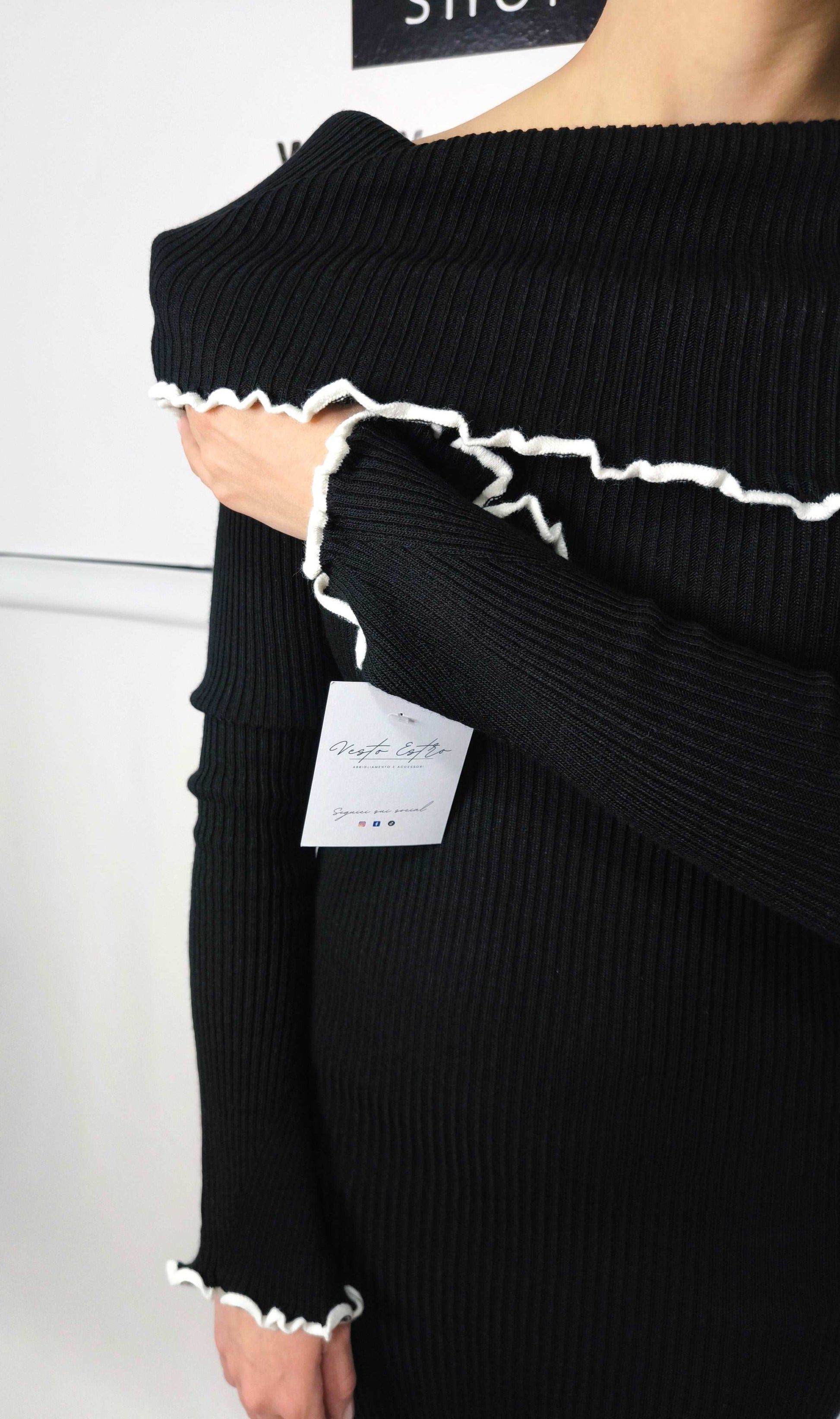 Abito in maglia a costine con scollo a barca - nero