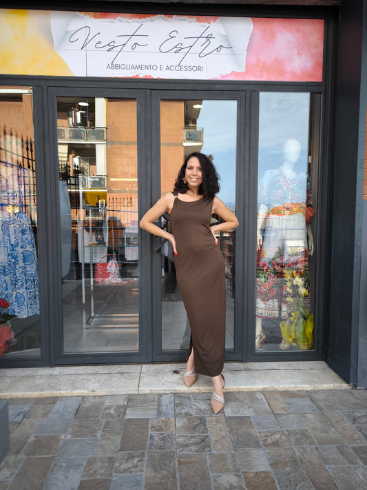 Abito lungo marrone elegante con arricciature laterali e due spacchi, appeso su gruccia in una boutique.
