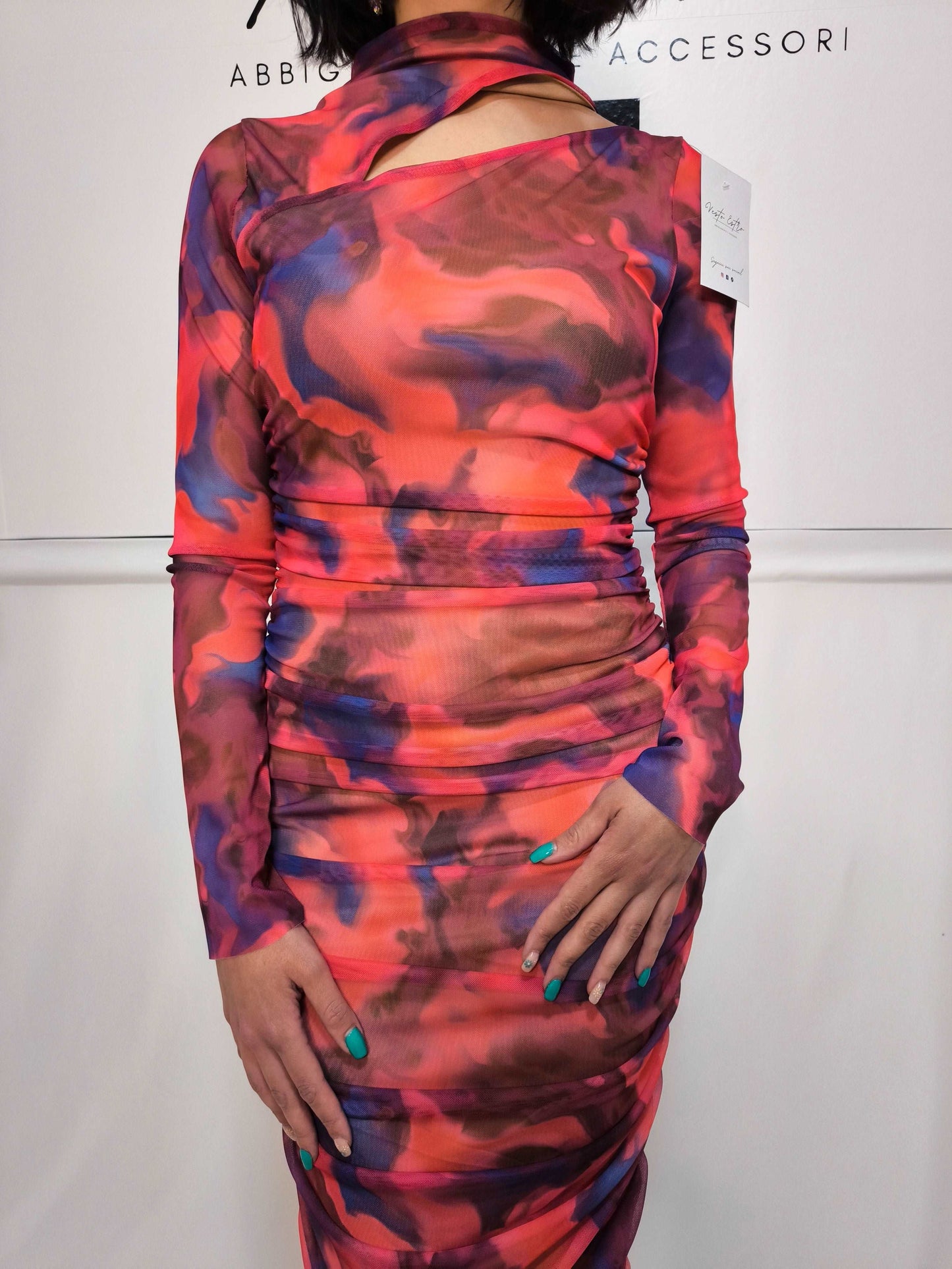 Abito midi aderente fantasia astratta con maniche lunghe e cut-out rosso e blu