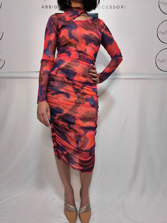 Abito midi aderente fantasia astratta con maniche lunghe e cut-out rosso e blu