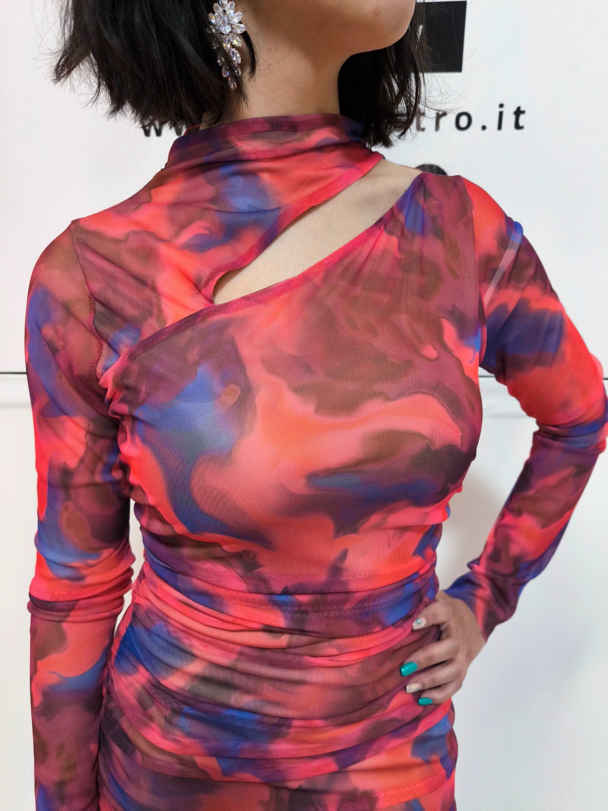 Abito midi aderente fantasia astratta con maniche lunghe e cut-out rosso e blu