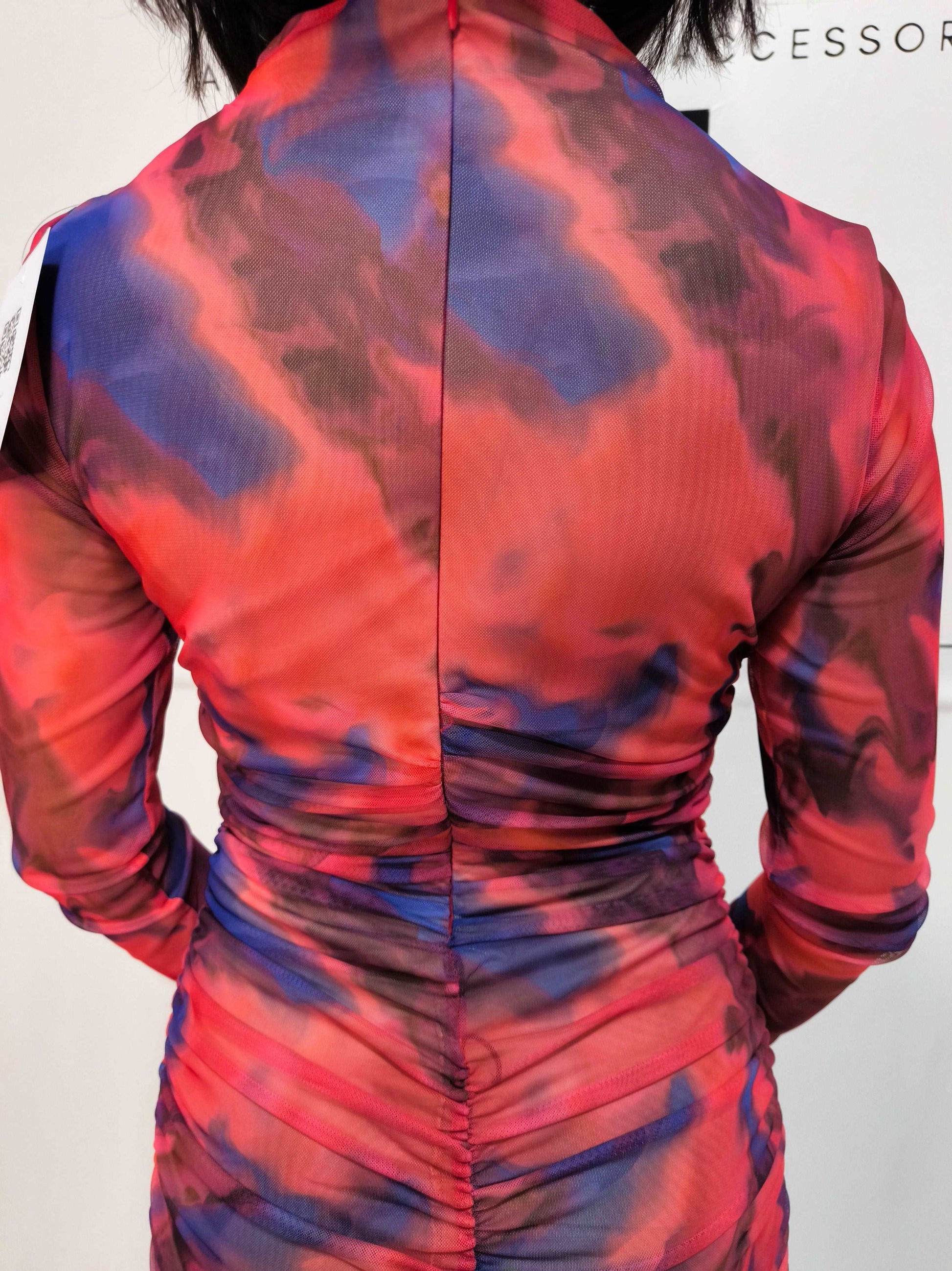 Abito midi aderente fantasia astratta con maniche lunghe e cut-out rosso e blu