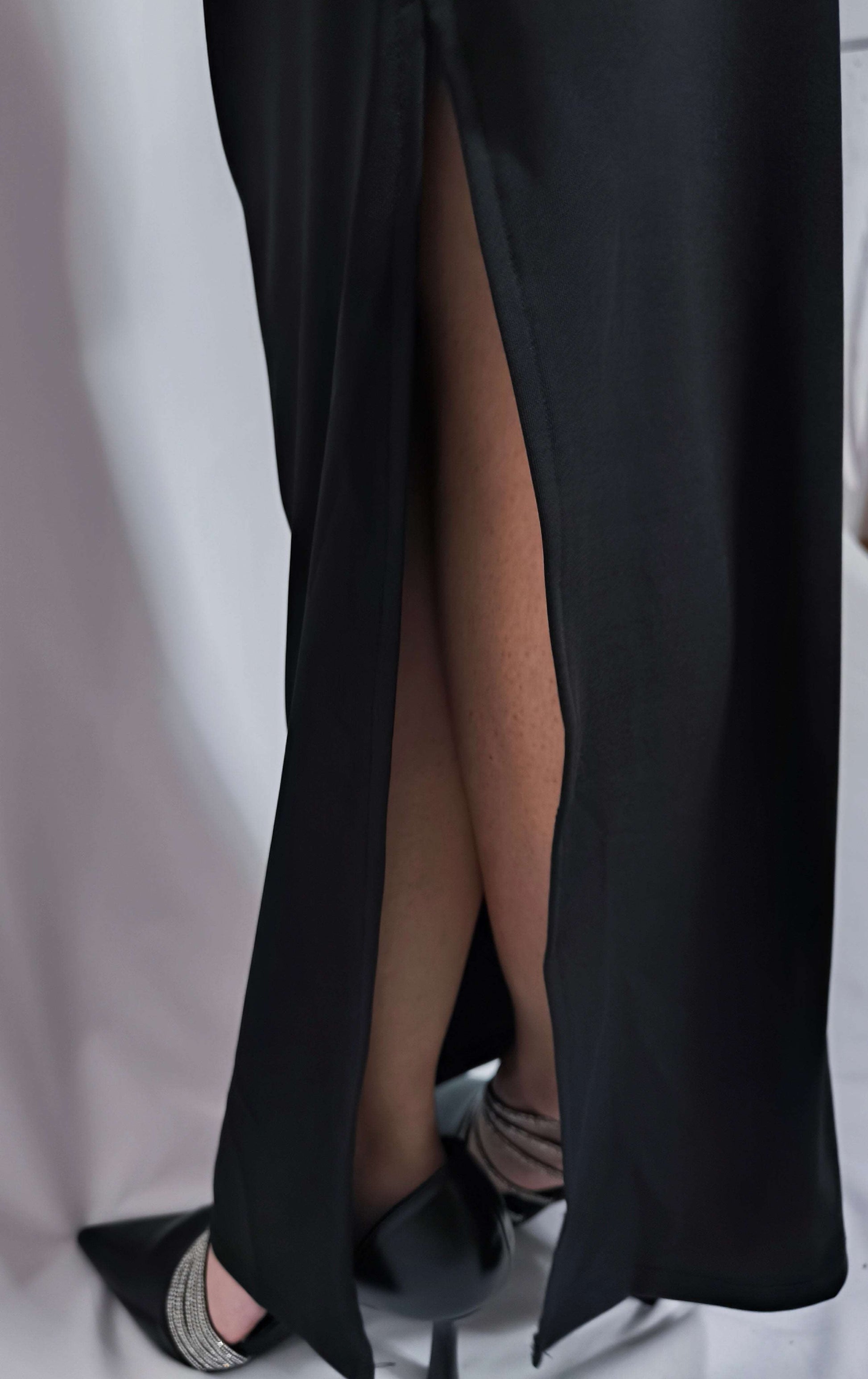 Abito midi drappeggiato cut-out con spacco nero
