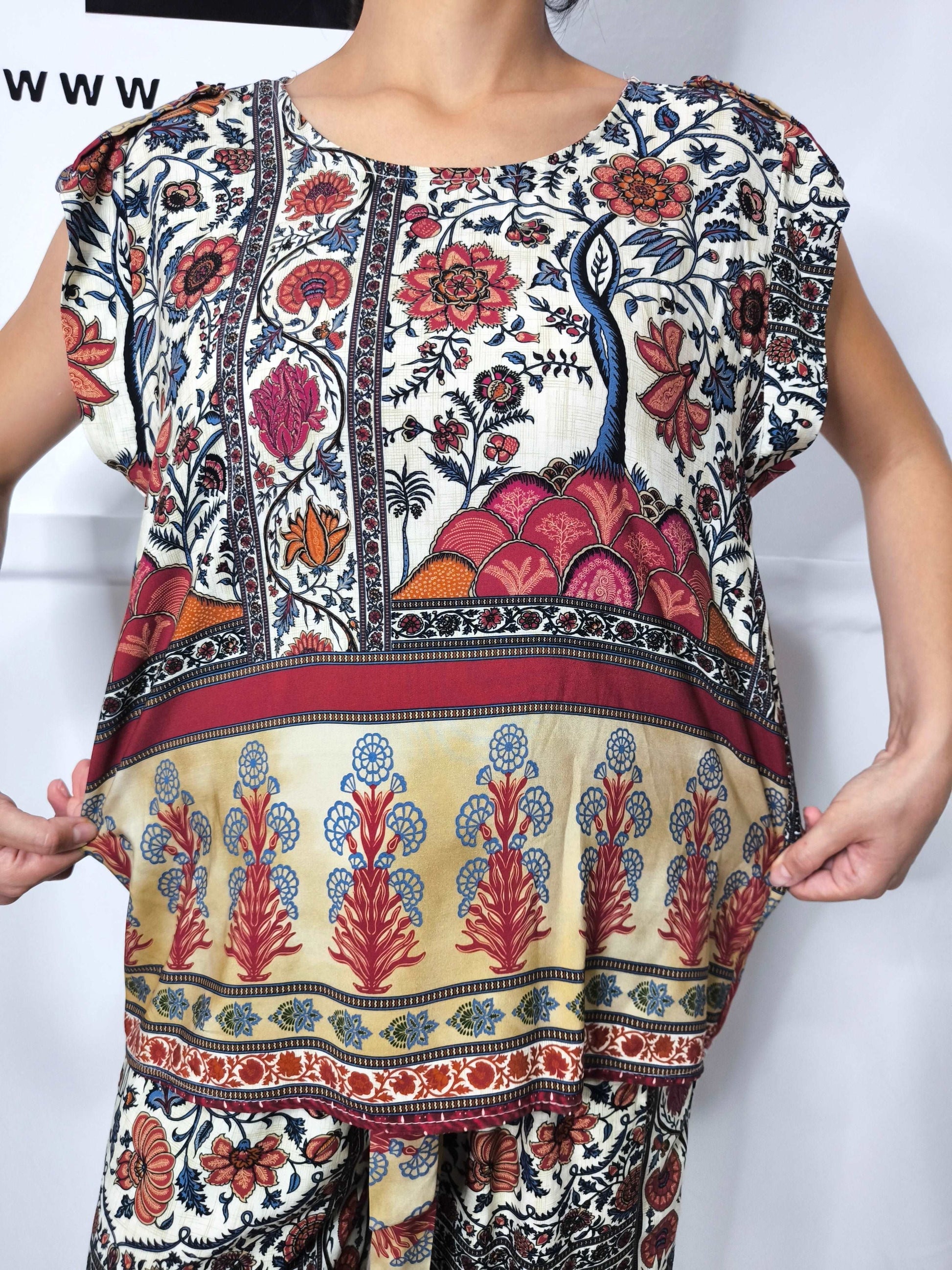 Blusa con motivi etnici
