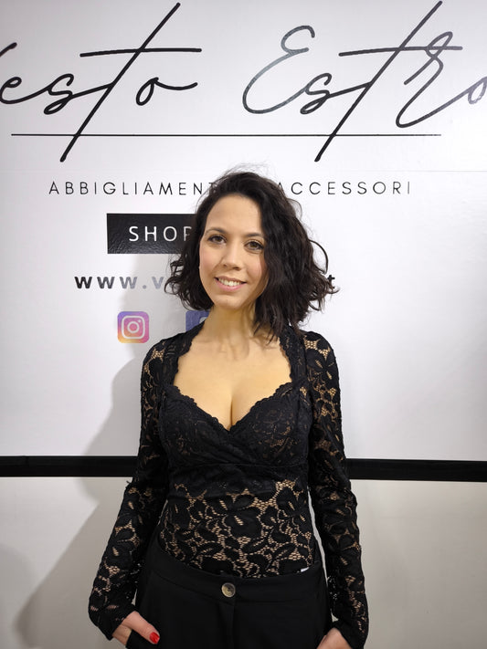 Dettaglio posteriore del body in pizzo nero Love and Bra con apertura sulla schiena
