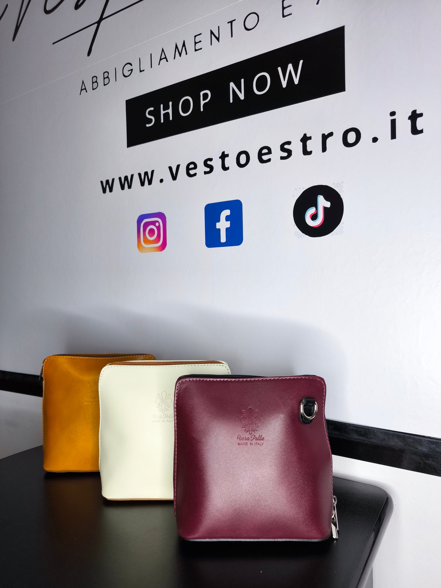 Borsa a tracolla in pelle artigianale Made in Italy con tracolla regolabile e incisione "Vera Pelle