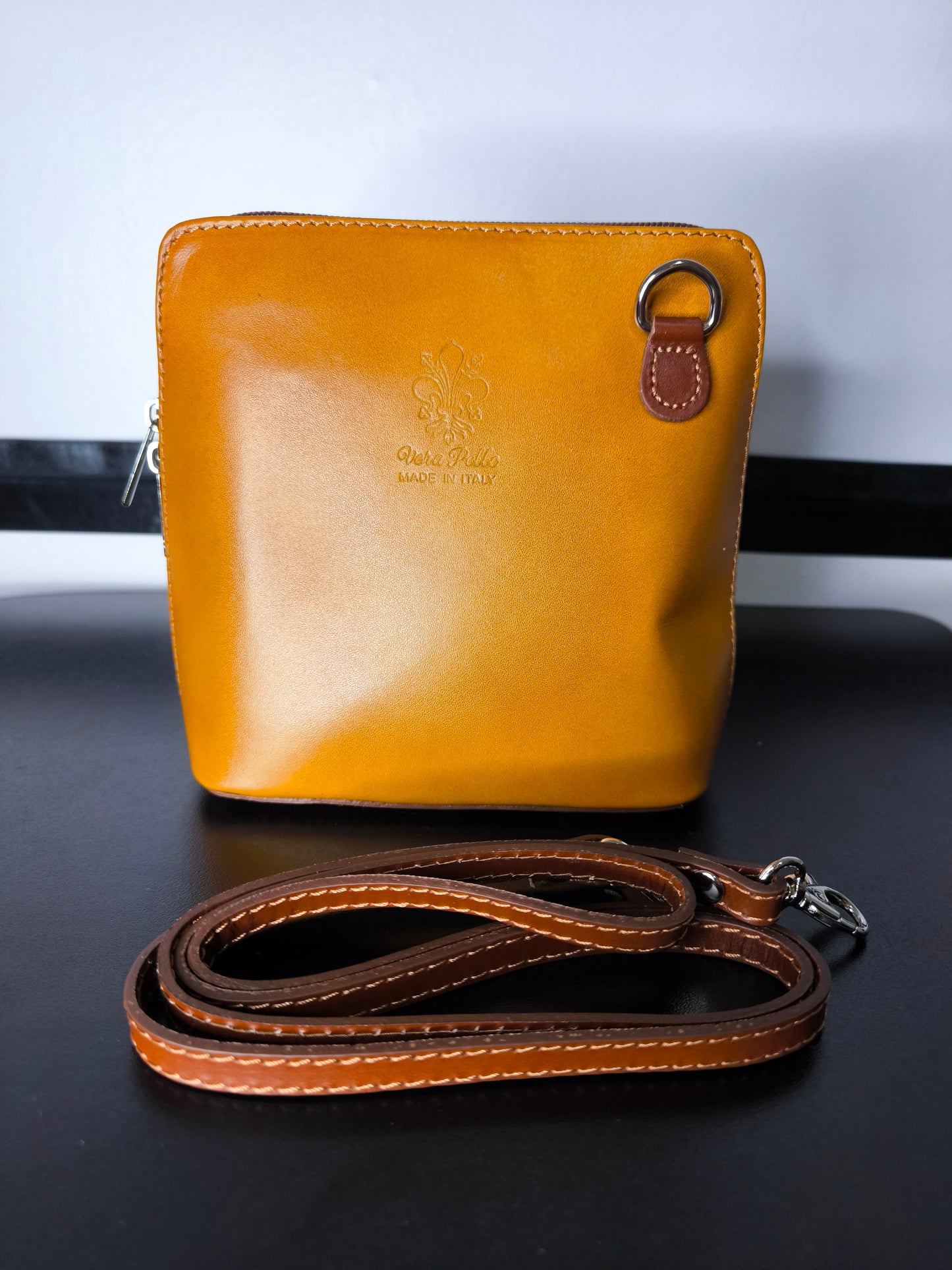 Borsa a tracolla in pelle artigianale Made in Italy con tracolla regolabile e incisione "Vera Pelle