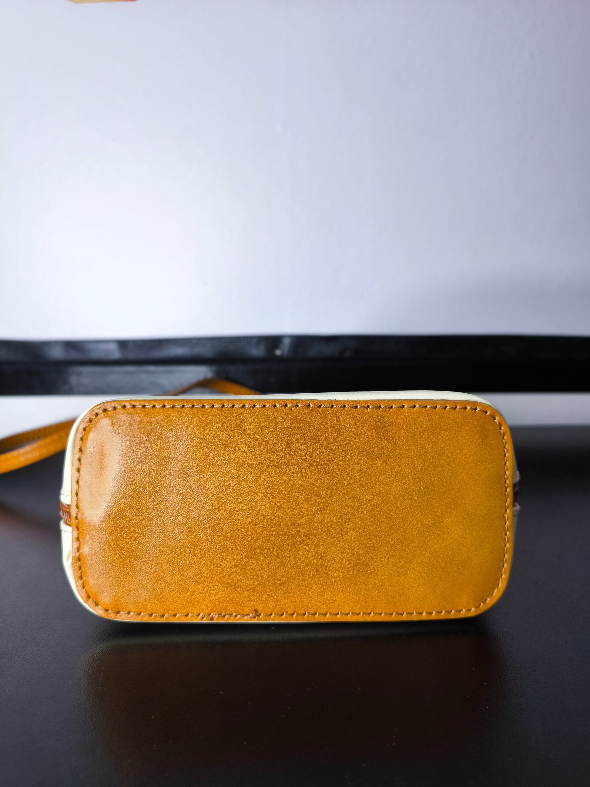 Borsa a tracolla in pelle artigianale Made in Italy con tracolla regolabile e incisione "Vera Pelle