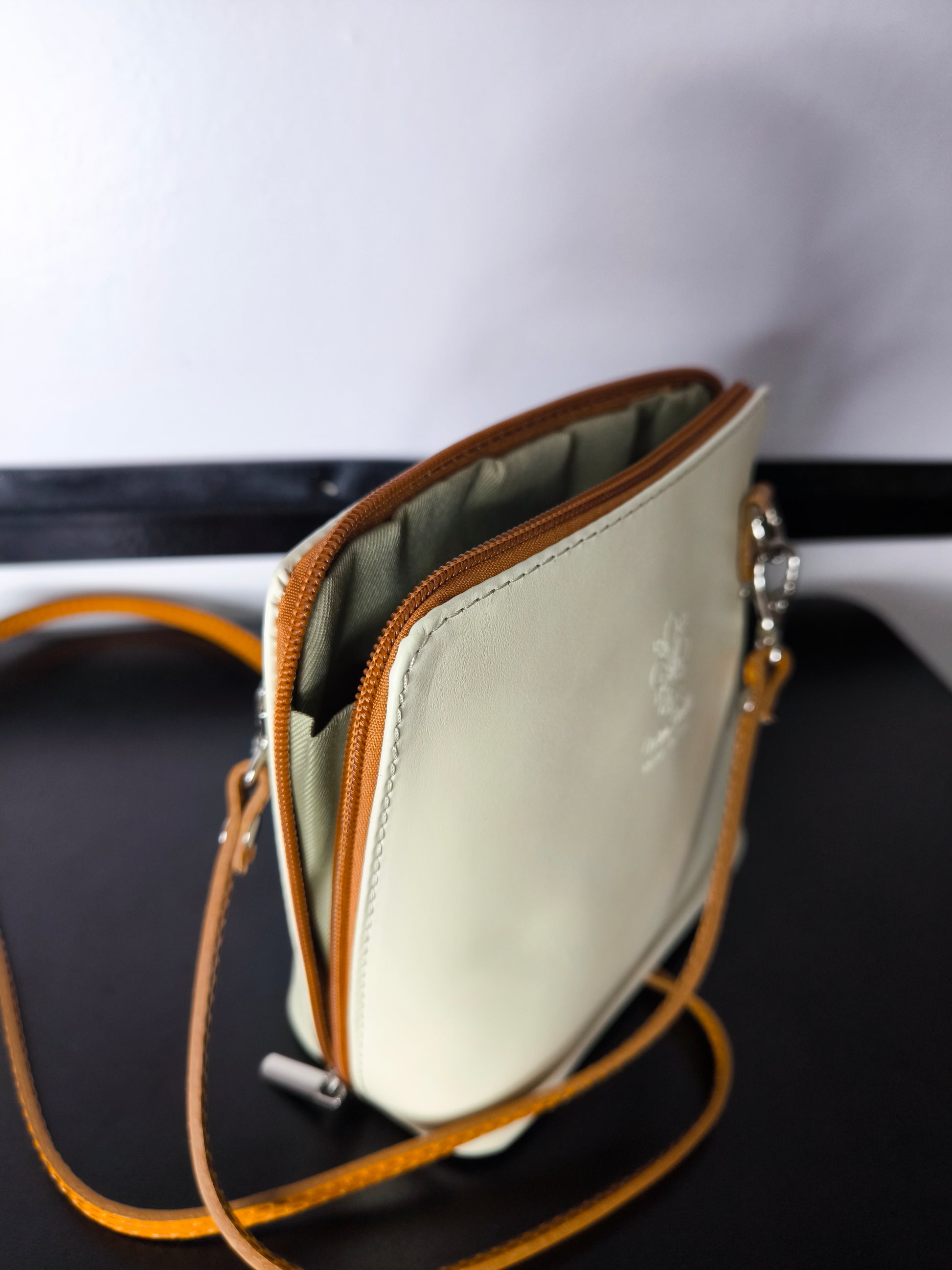 Borsa a tracolla in pelle artigianale Made in Italy con tracolla regolabile e incisione "Vera Pelle