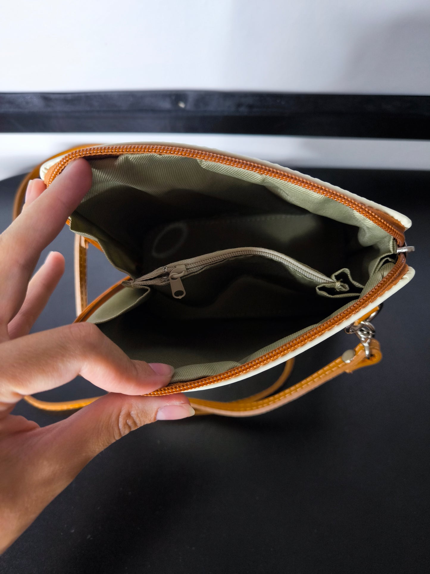 Borsa a tracolla in pelle artigianale Made in Italy con tracolla regolabile e incisione "Vera Pelle