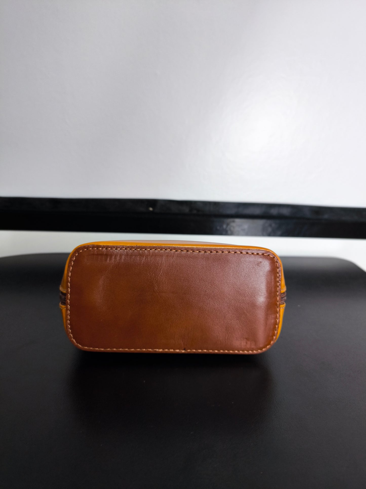 Borsa a tracolla in pelle artigianale Made in Italy con tracolla regolabile e incisione "Vera Pelle