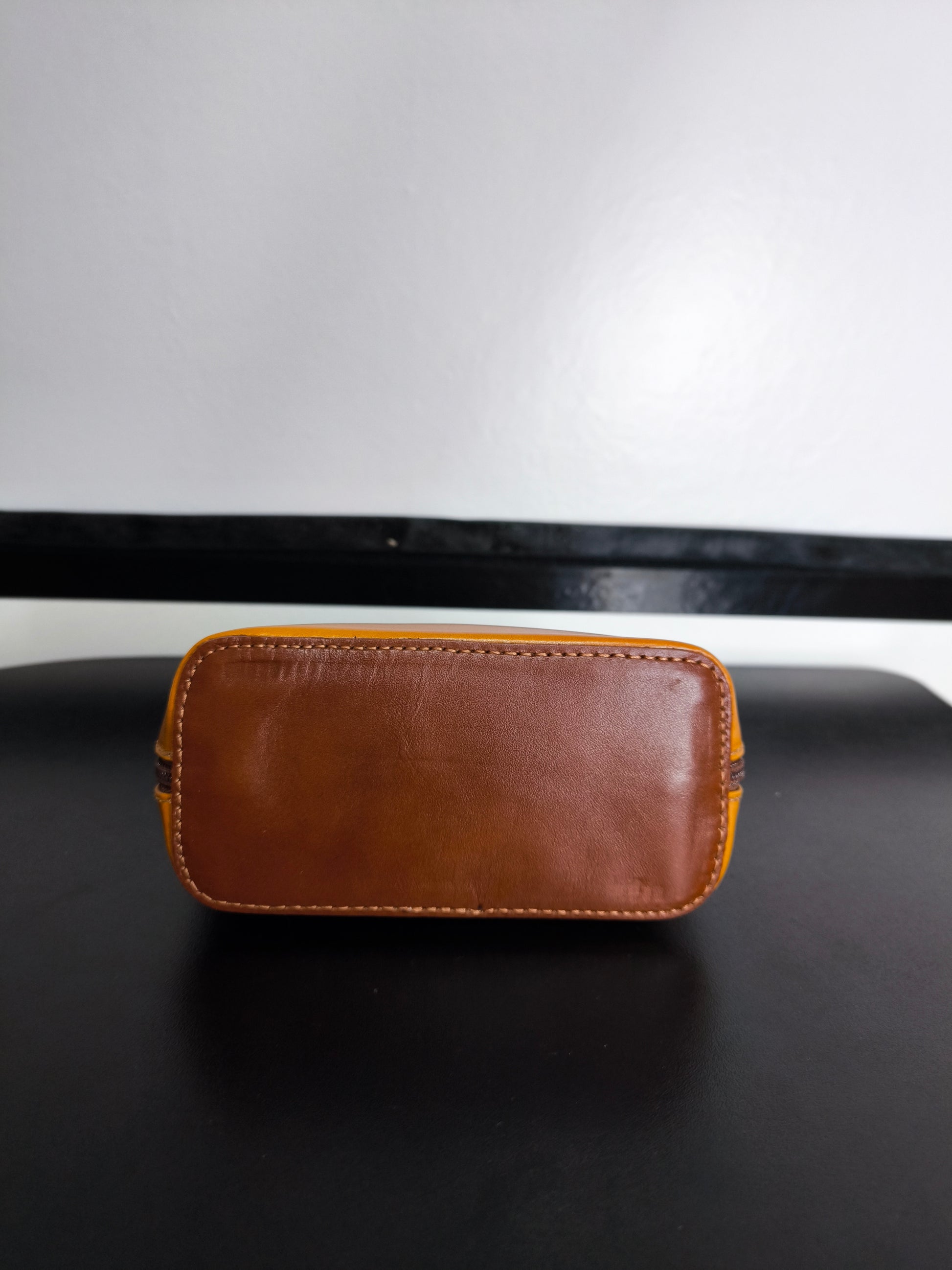 Borsa a tracolla in pelle artigianale Made in Italy con tracolla regolabile e incisione "Vera Pelle