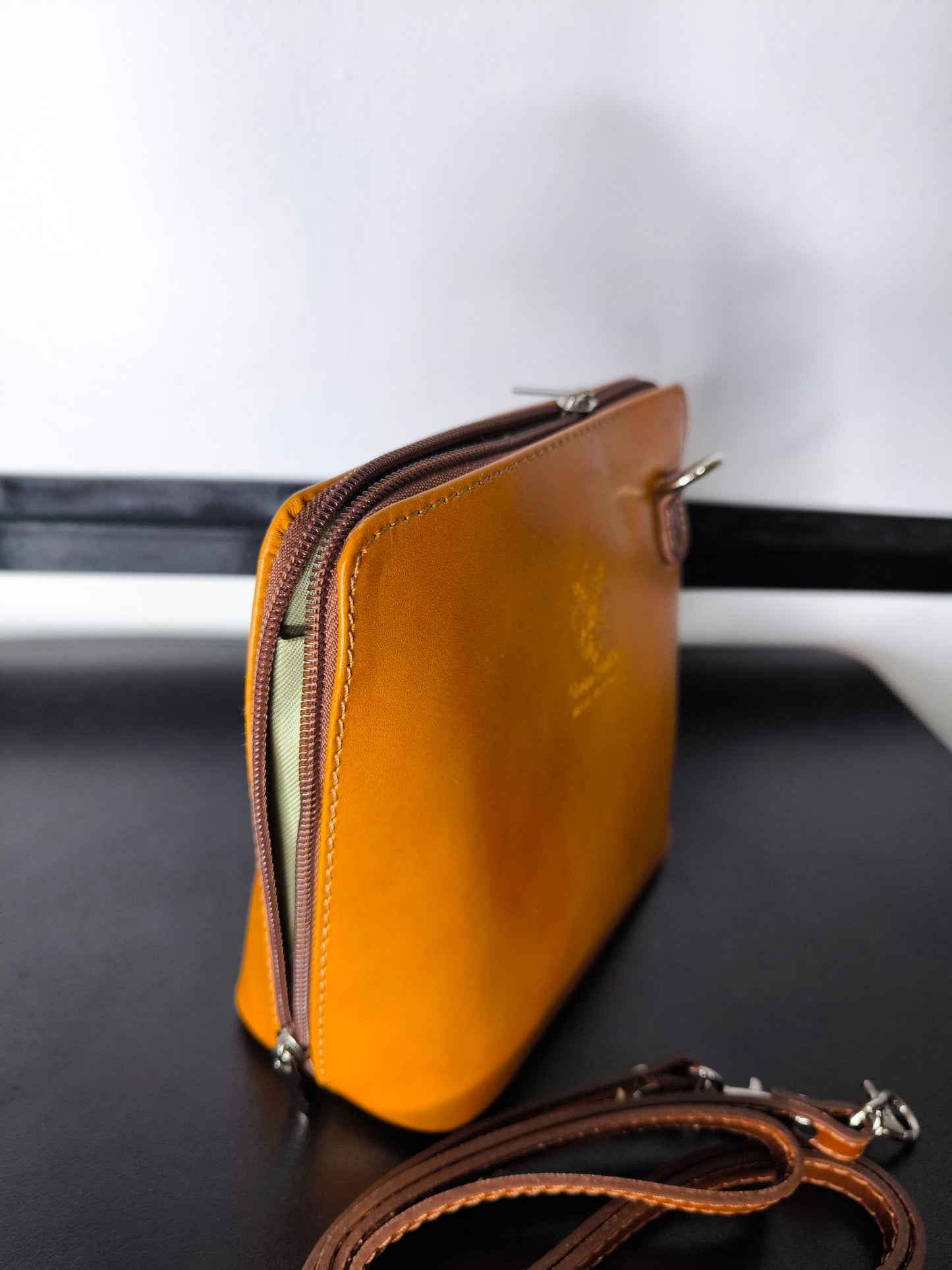 Borsa a tracolla in pelle artigianale Made in Italy con tracolla regolabile e incisione "Vera Pelle