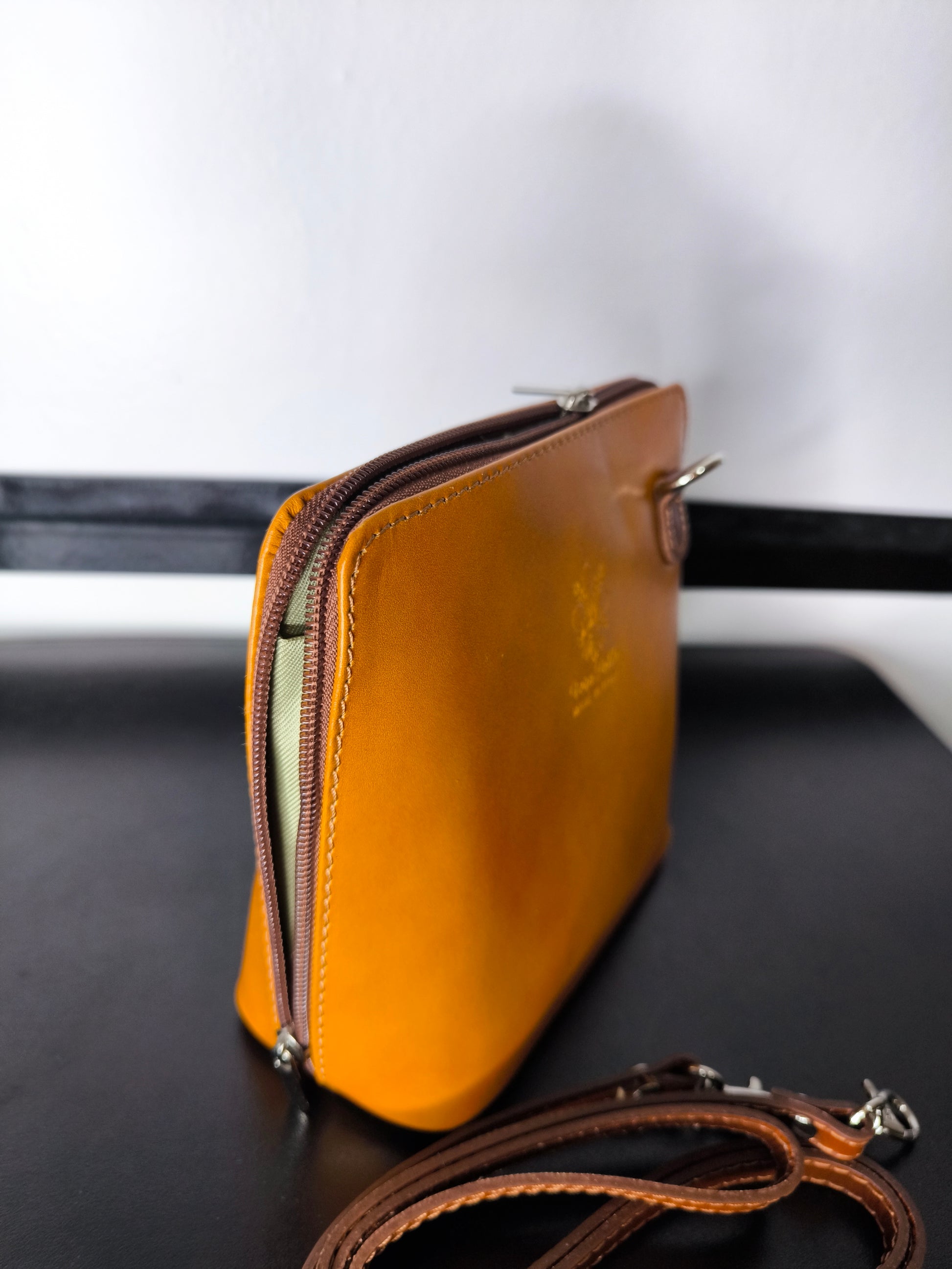 Borsa a tracolla in pelle artigianale Made in Italy con tracolla regolabile e incisione "Vera Pelle