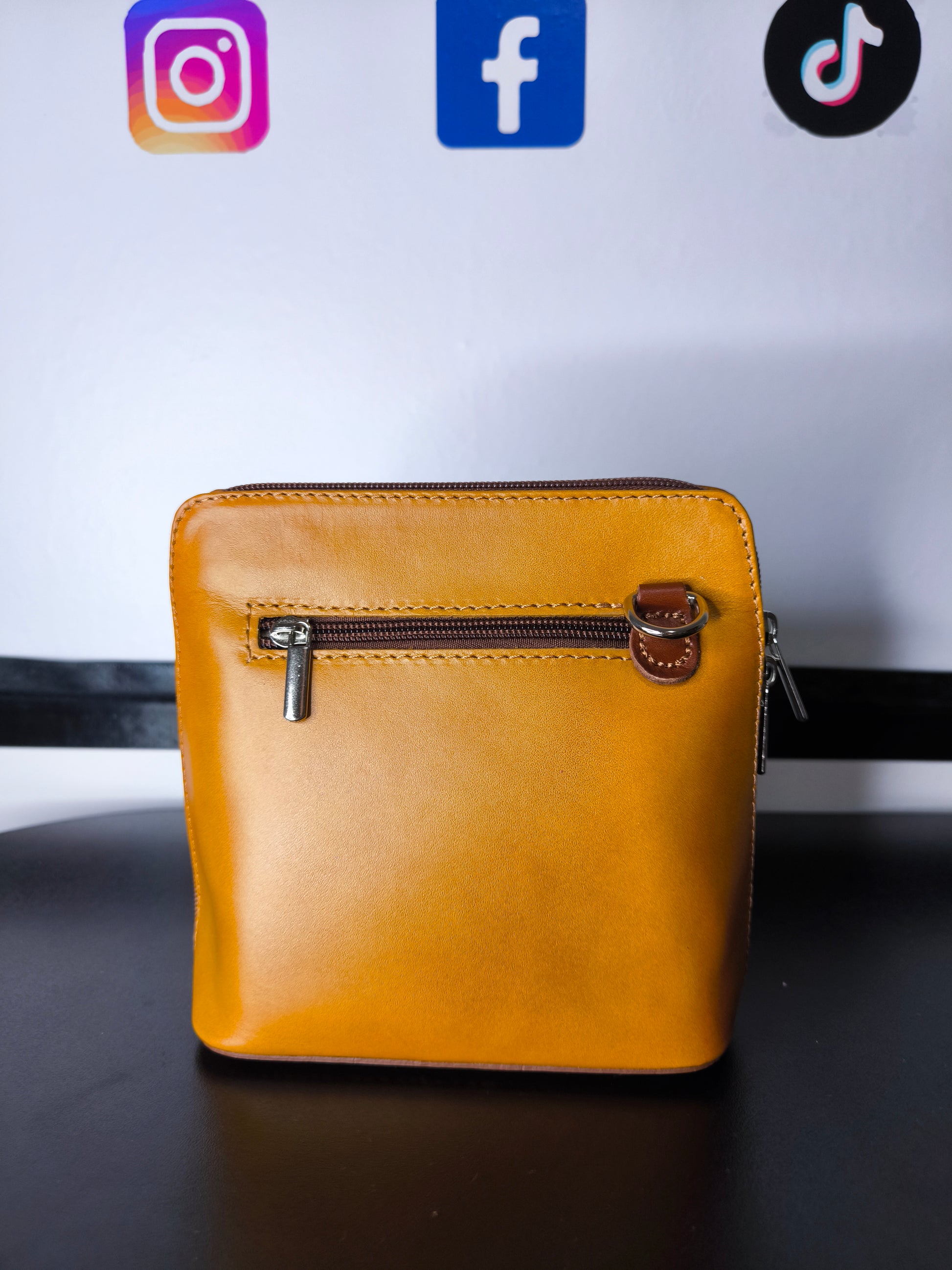 Borsa a tracolla in pelle artigianale Made in Italy con tracolla regolabile e incisione "Vera Pelle