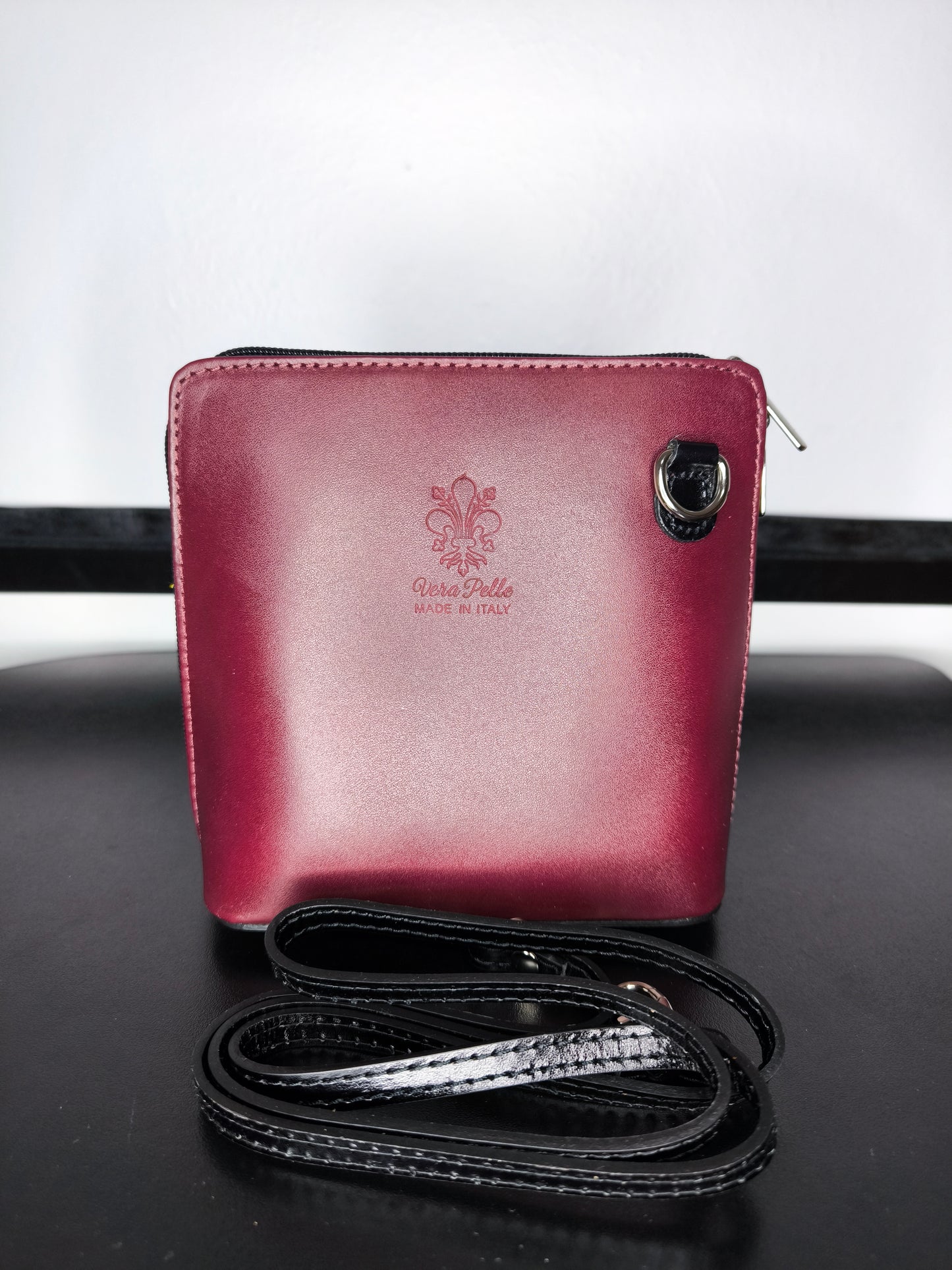 Borsa a tracolla in pelle artigianale Made in Italy con tracolla regolabile e incisione "Vera Pelle