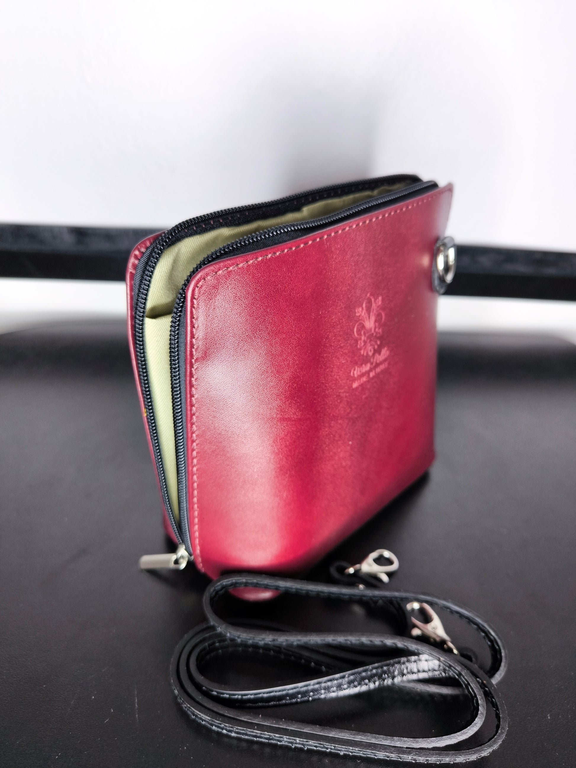 Borsa a tracolla in pelle artigianale Made in Italy con tracolla regolabile e incisione "Vera Pelle
