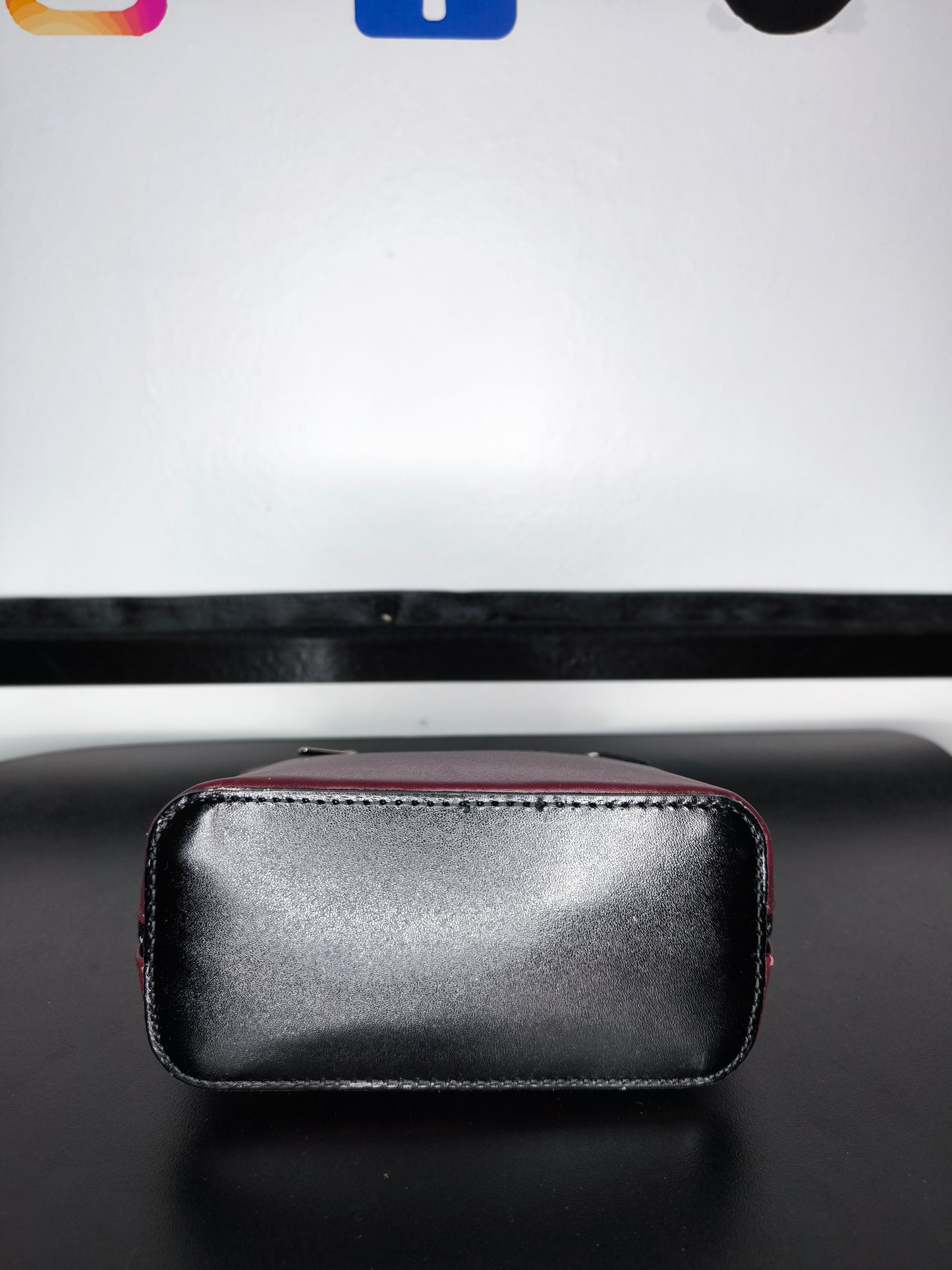 Borsa a tracolla in pelle artigianale Made in Italy con tracolla regolabile e incisione "Vera Pelle