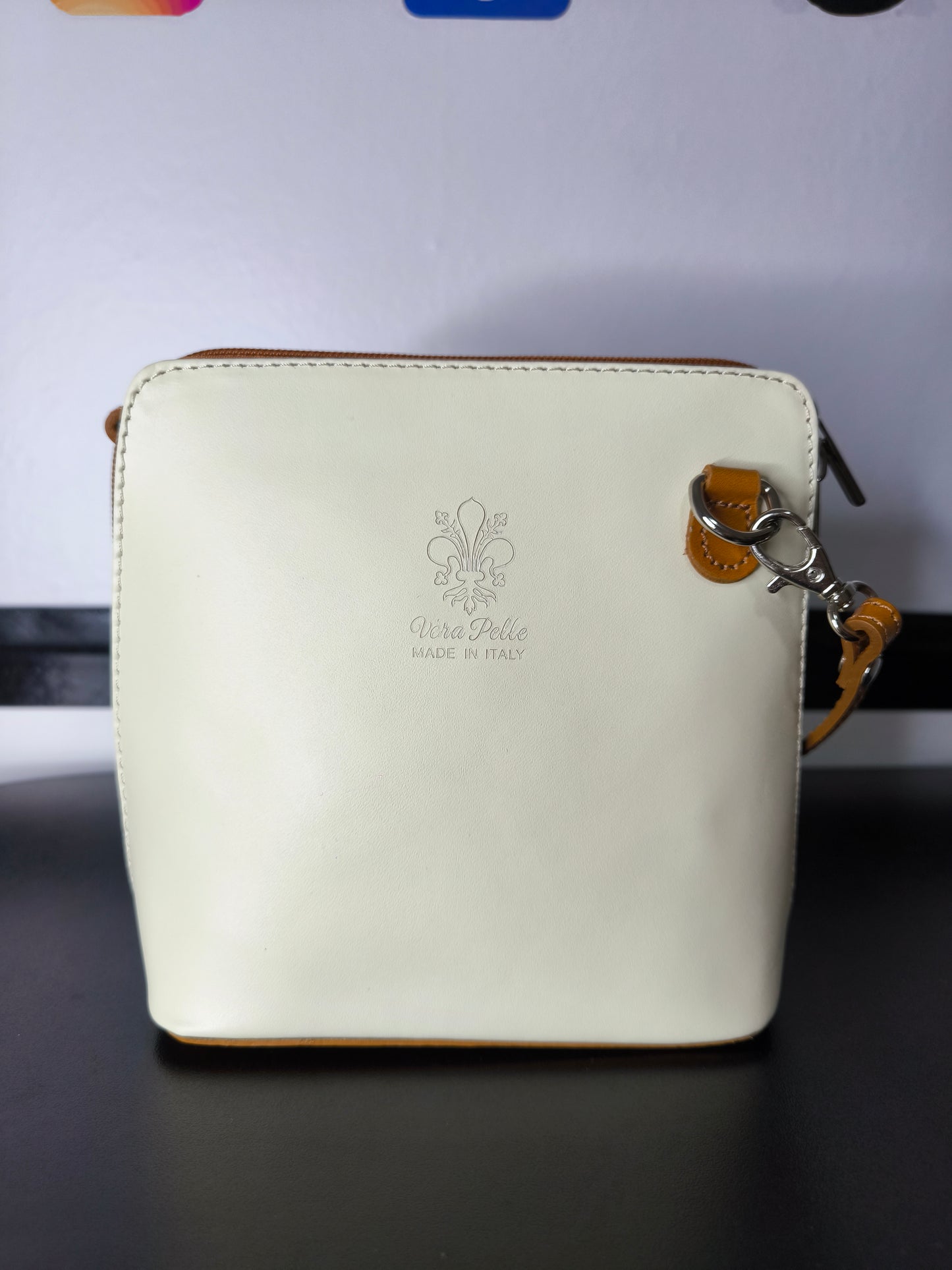 Borsa a tracolla in pelle artigianale Made in Italy con tracolla regolabile e incisione "Vera Pelle
