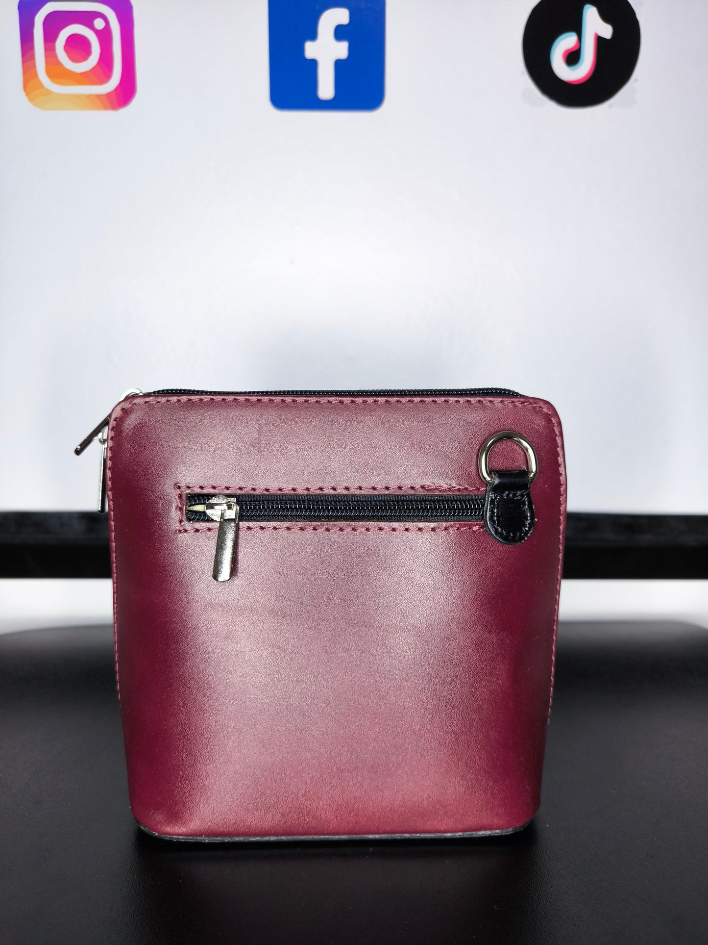 Borsa a tracolla in pelle artigianale Made in Italy con tracolla regolabile e incisione "Vera Pelle