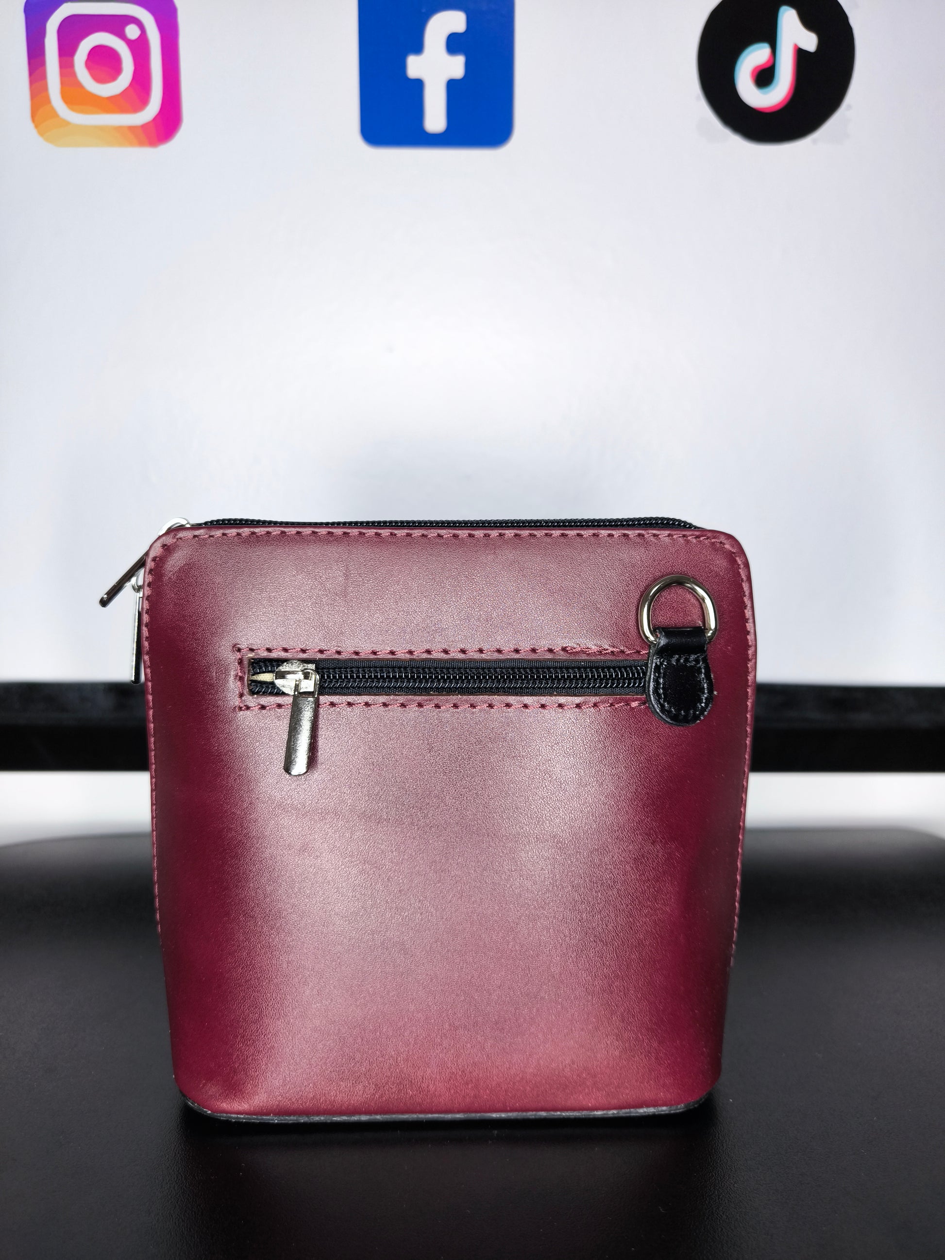 Borsa a tracolla in pelle artigianale Made in Italy con tracolla regolabile e incisione "Vera Pelle