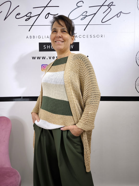 Cardigan aperto traforato in tessuto leggero con fili lurex dorati, abbinato a un top a righe verde e dorate e pantaloni palazzo per un look raffinato.