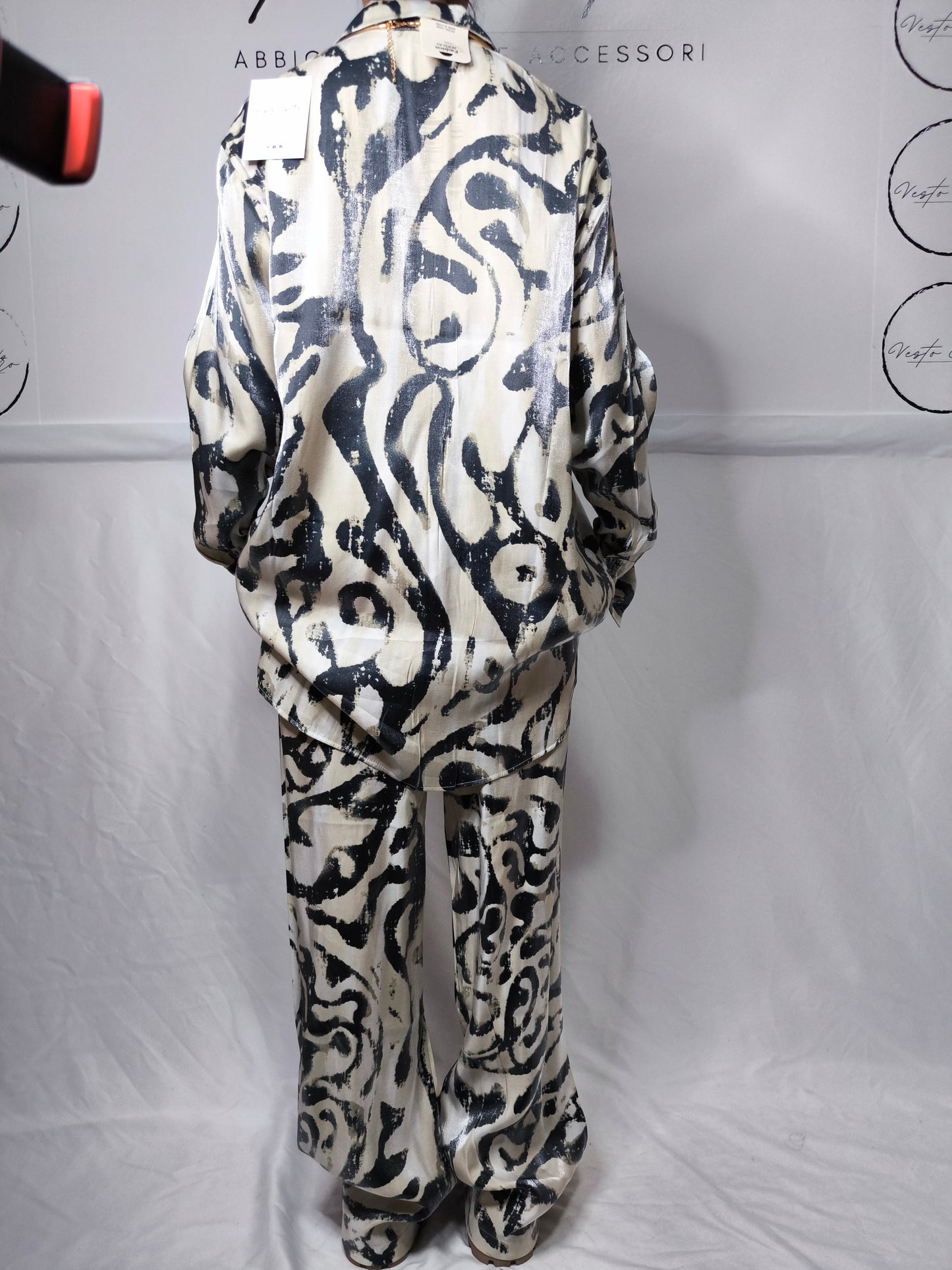 Completo donna con stampa astratta bicolore, composto da camicia a maniche lunghe e pantaloni ampi, ideale per un look moderno e confortevole.