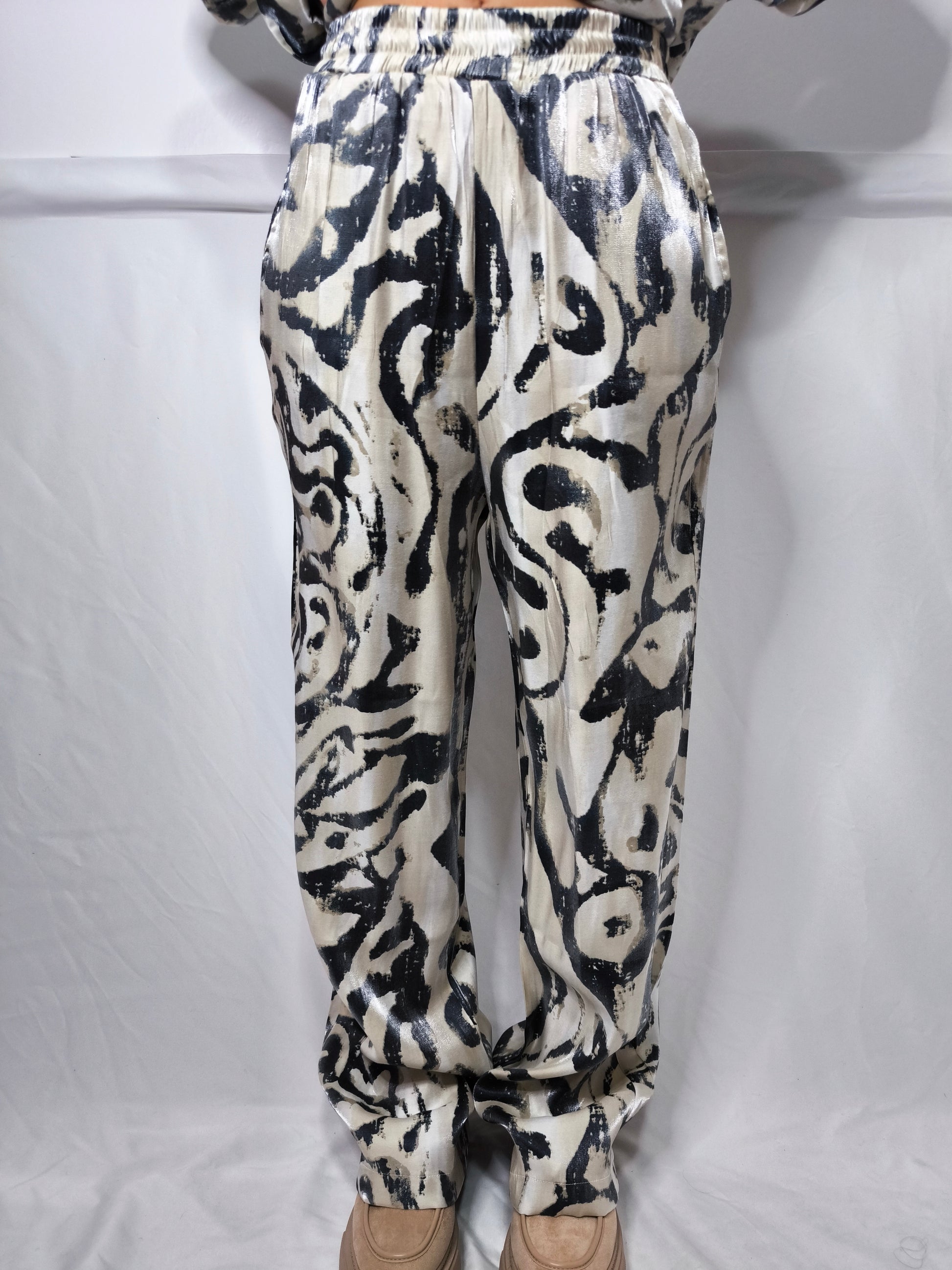 Completo donna con stampa astratta bicolore, composto da camicia a maniche lunghe e pantaloni ampi, ideale per un look moderno e confortevole.
