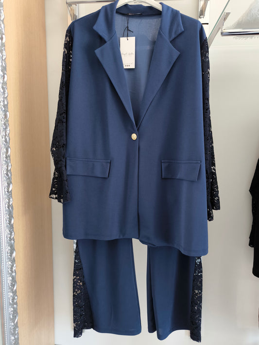Completo elegante donna curvy blu con giacca maniche in pizzo e pantaloni a zampa