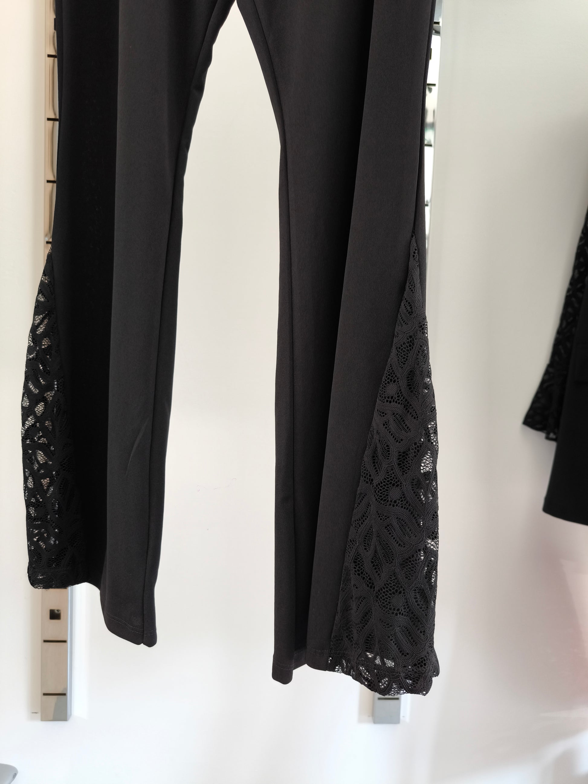 Completo elegante donna curvy nero con pantaloni a zampa
