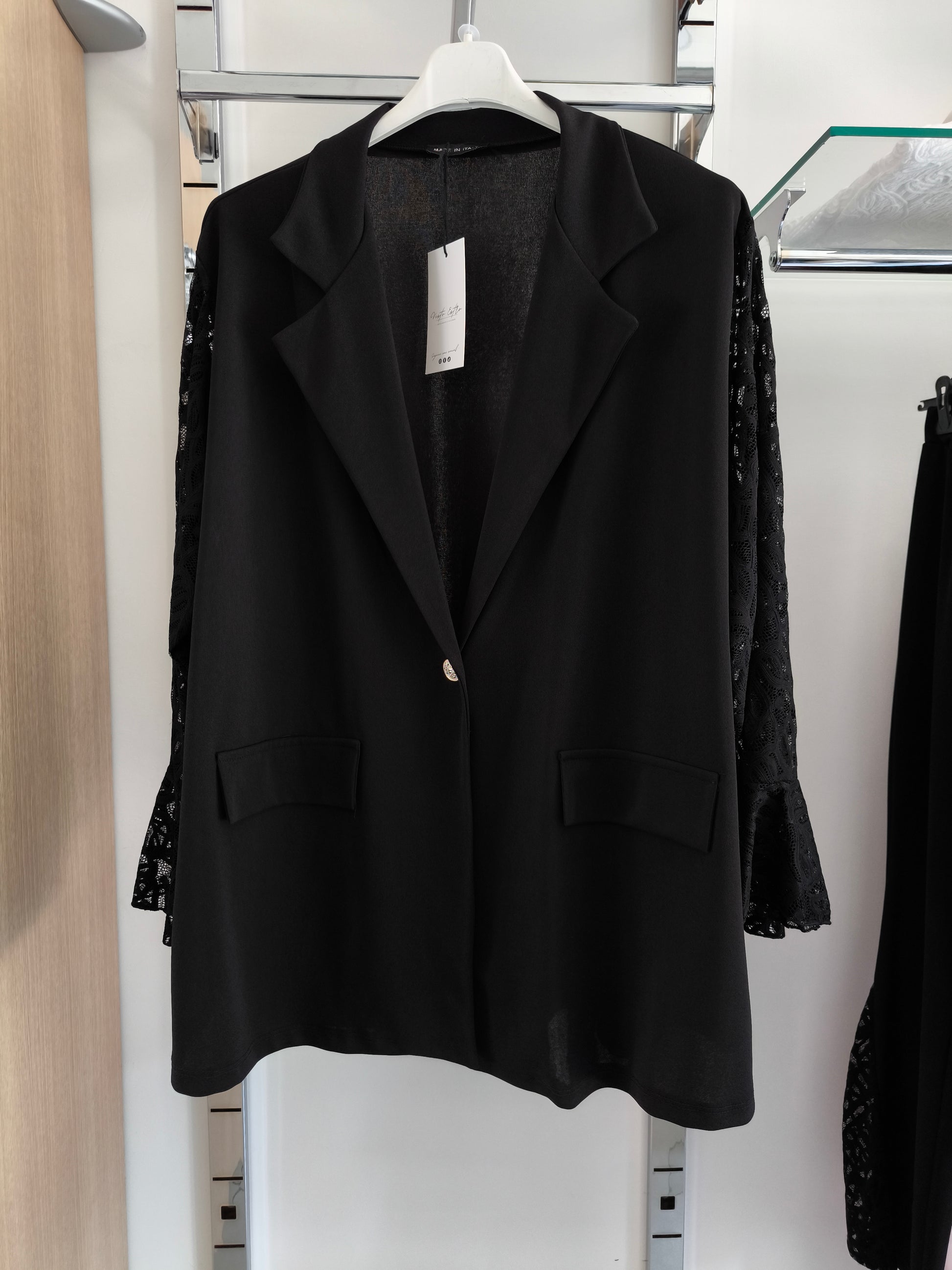 Completo elegante donna curvy nero con giacca maniche in pizzo