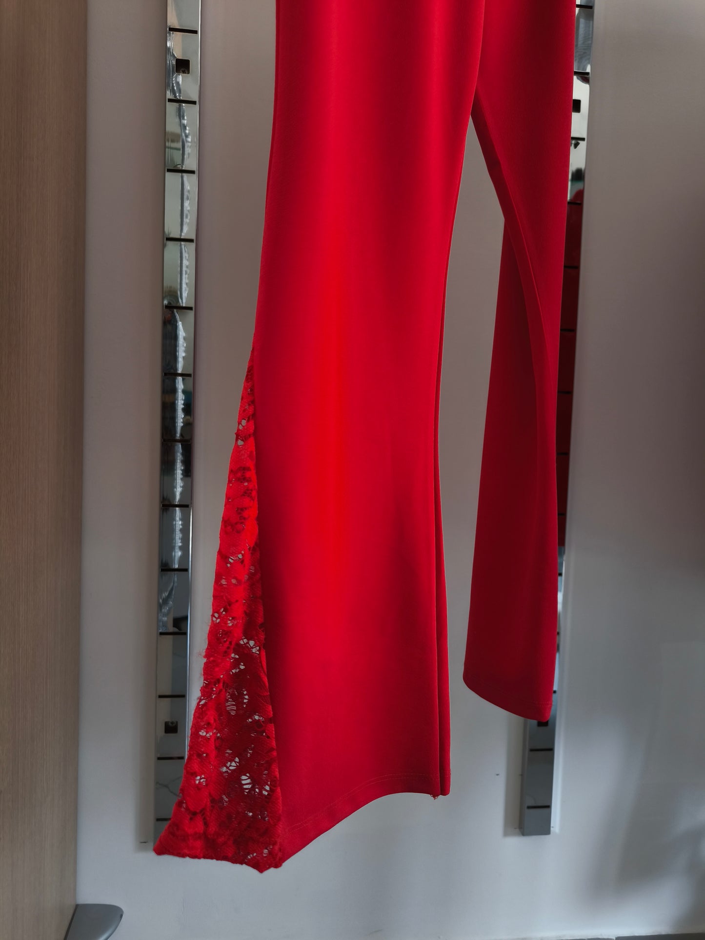 Completo elegante donna curvy rosso con pantaloni a zampa