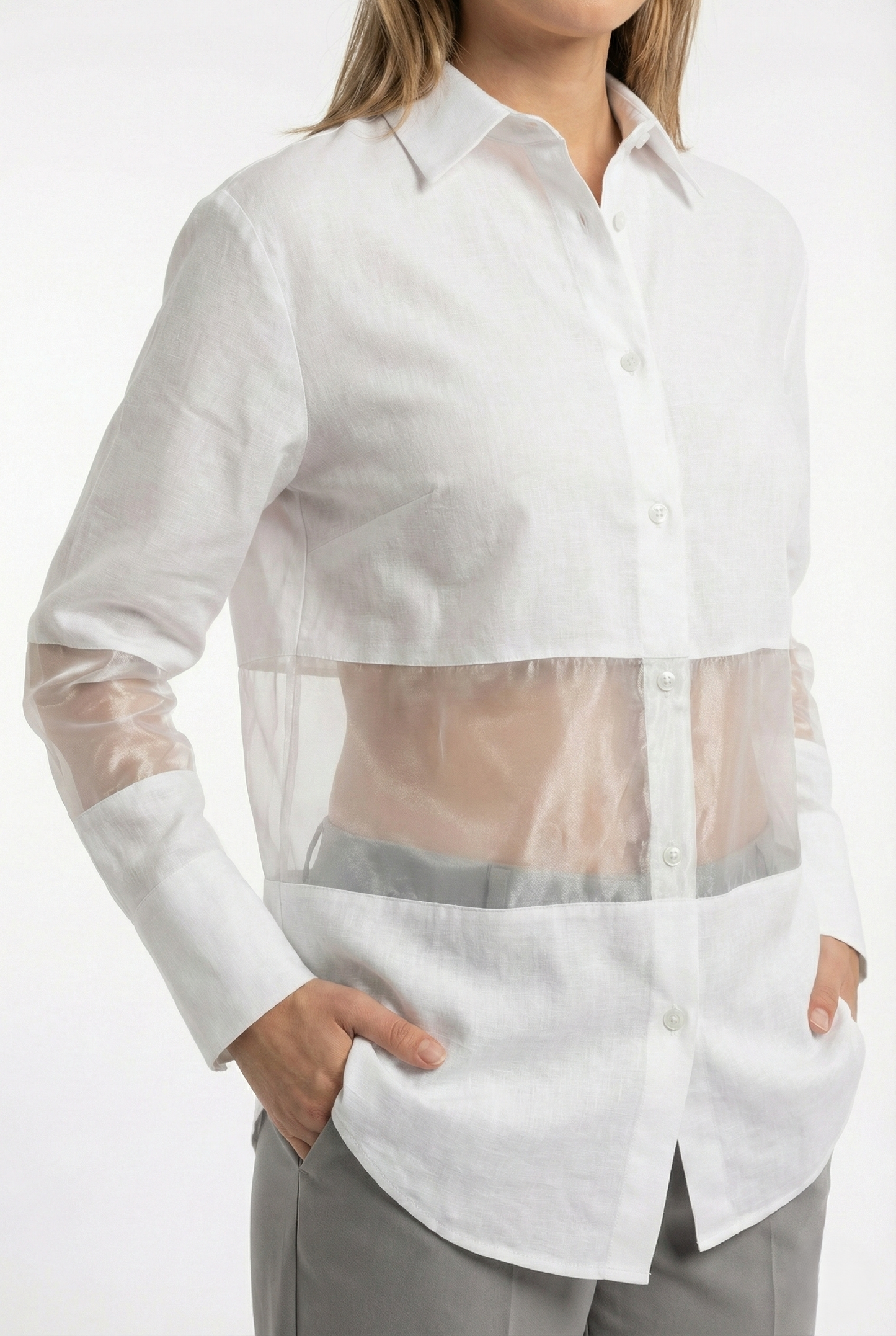 Dettaglio camicia donna bianca elegante con inserto trasparente, manica lunga, stile moderno e minimal