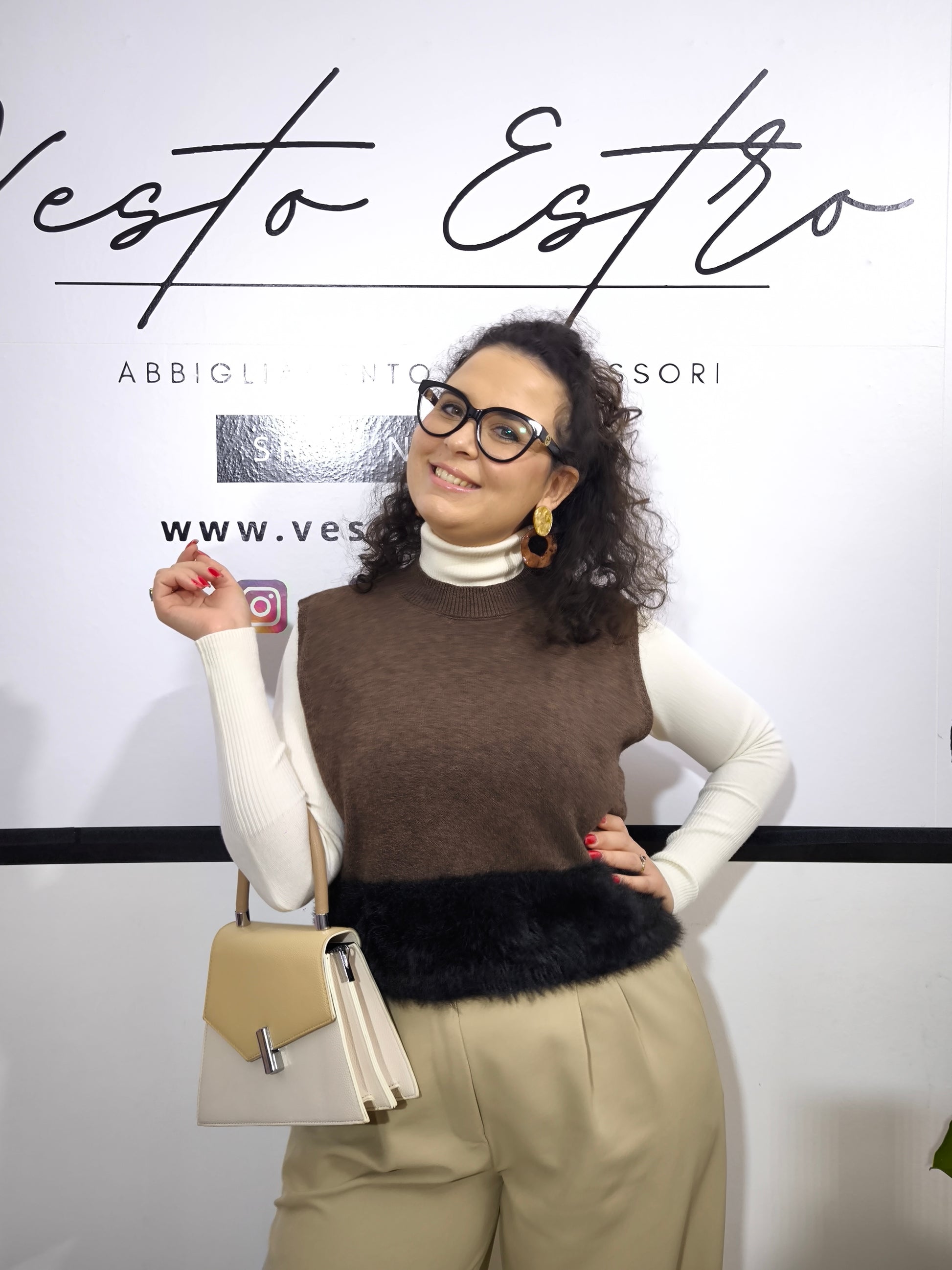 Gilet marrone con dettaglio in pelliccia sintetica - stile e calore per l’Inverno