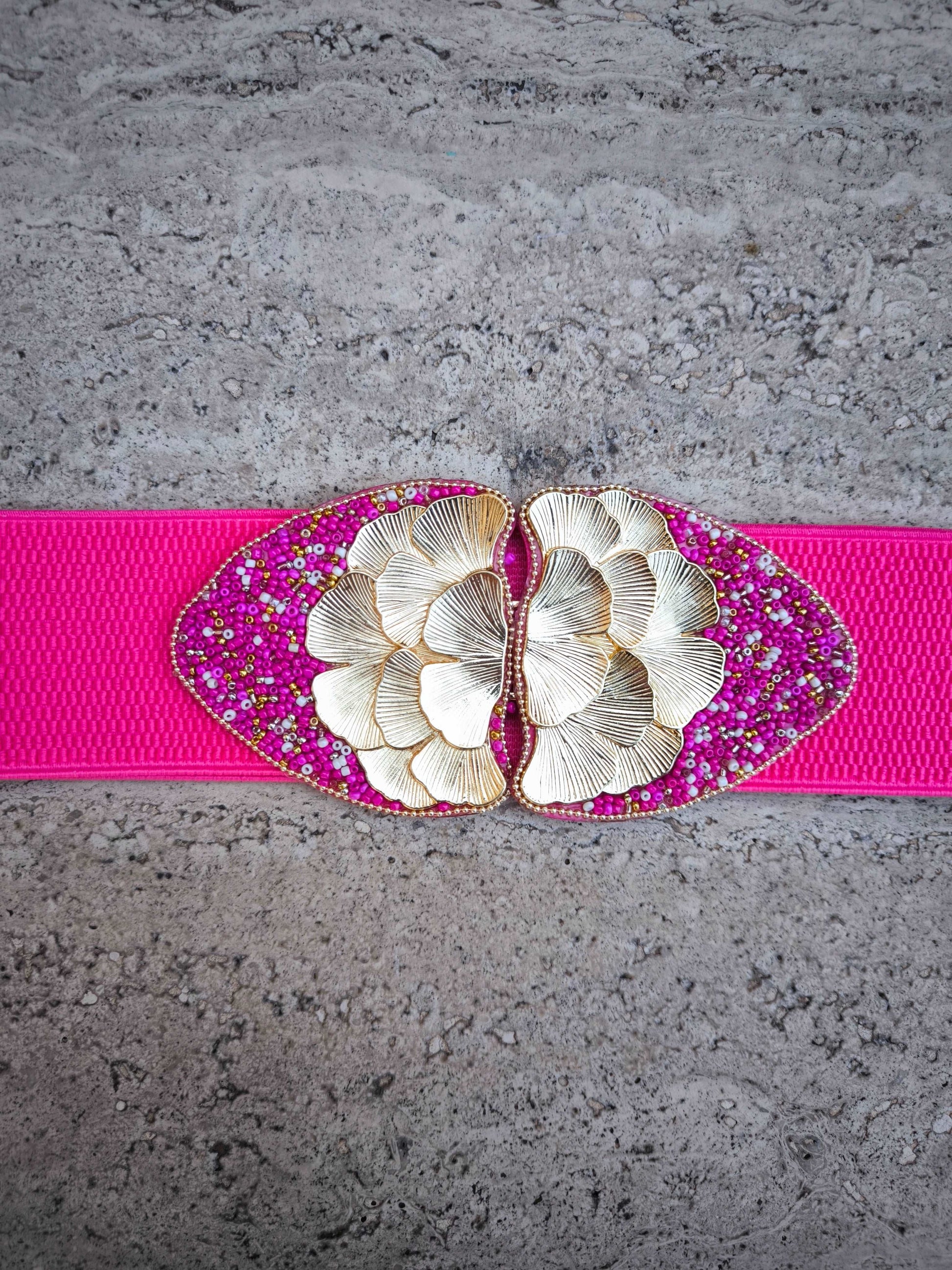 Cinta con fiore dorato e perline