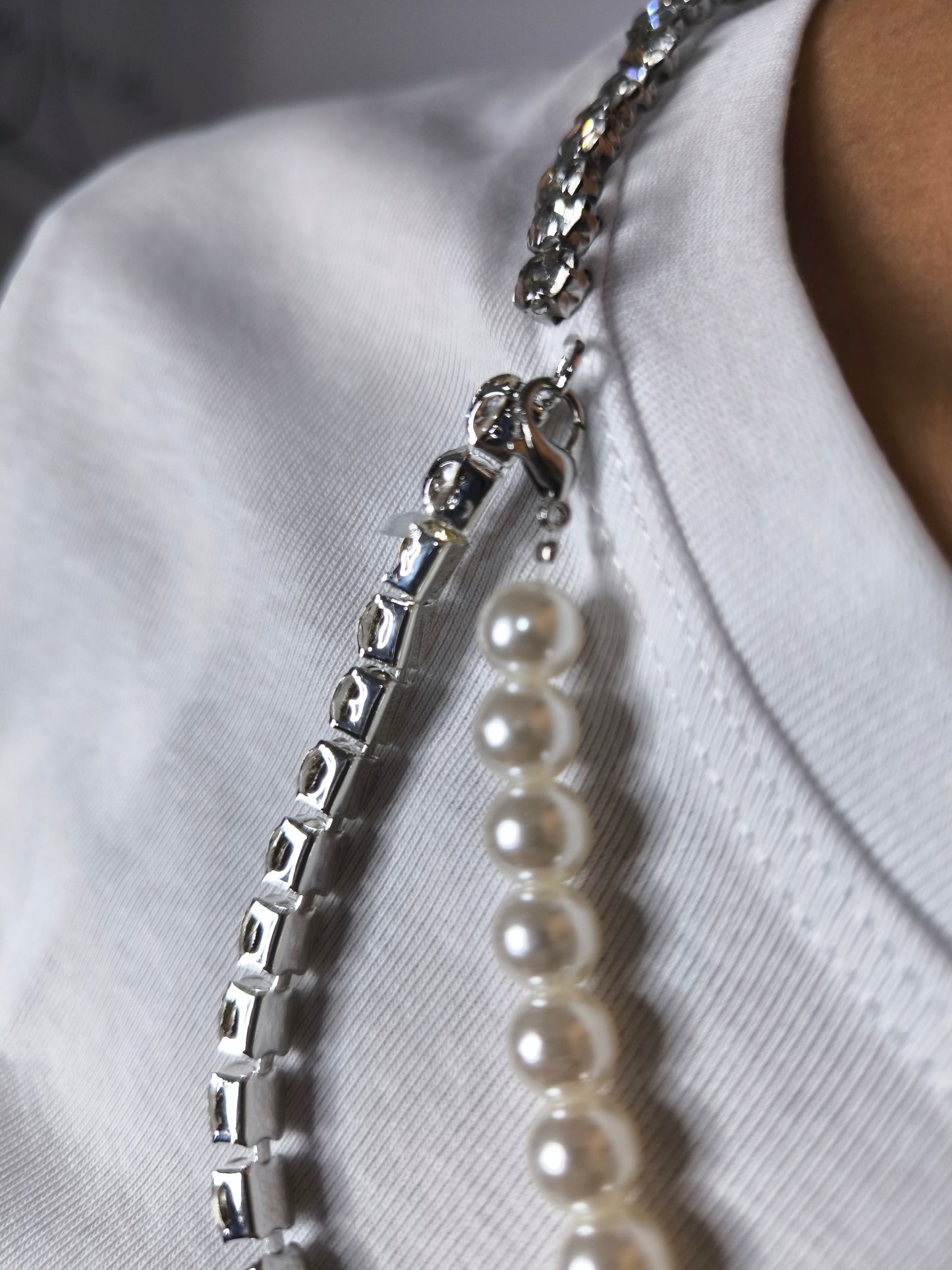 T-shirt corta con collana