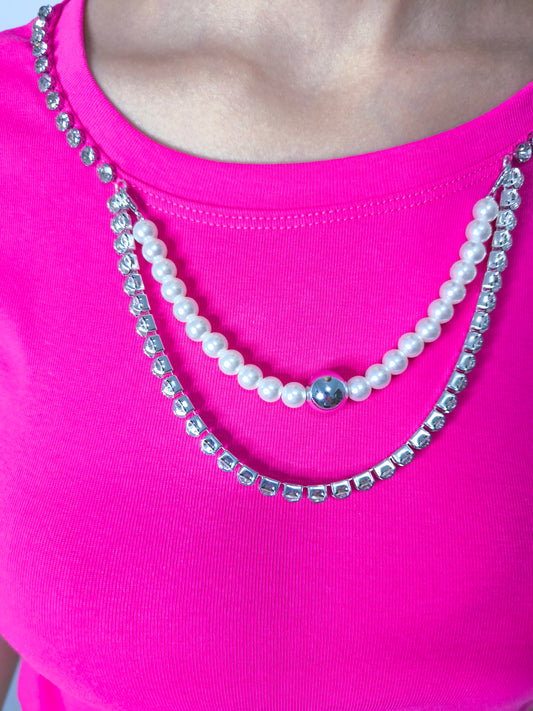 T-shirt corta con collana