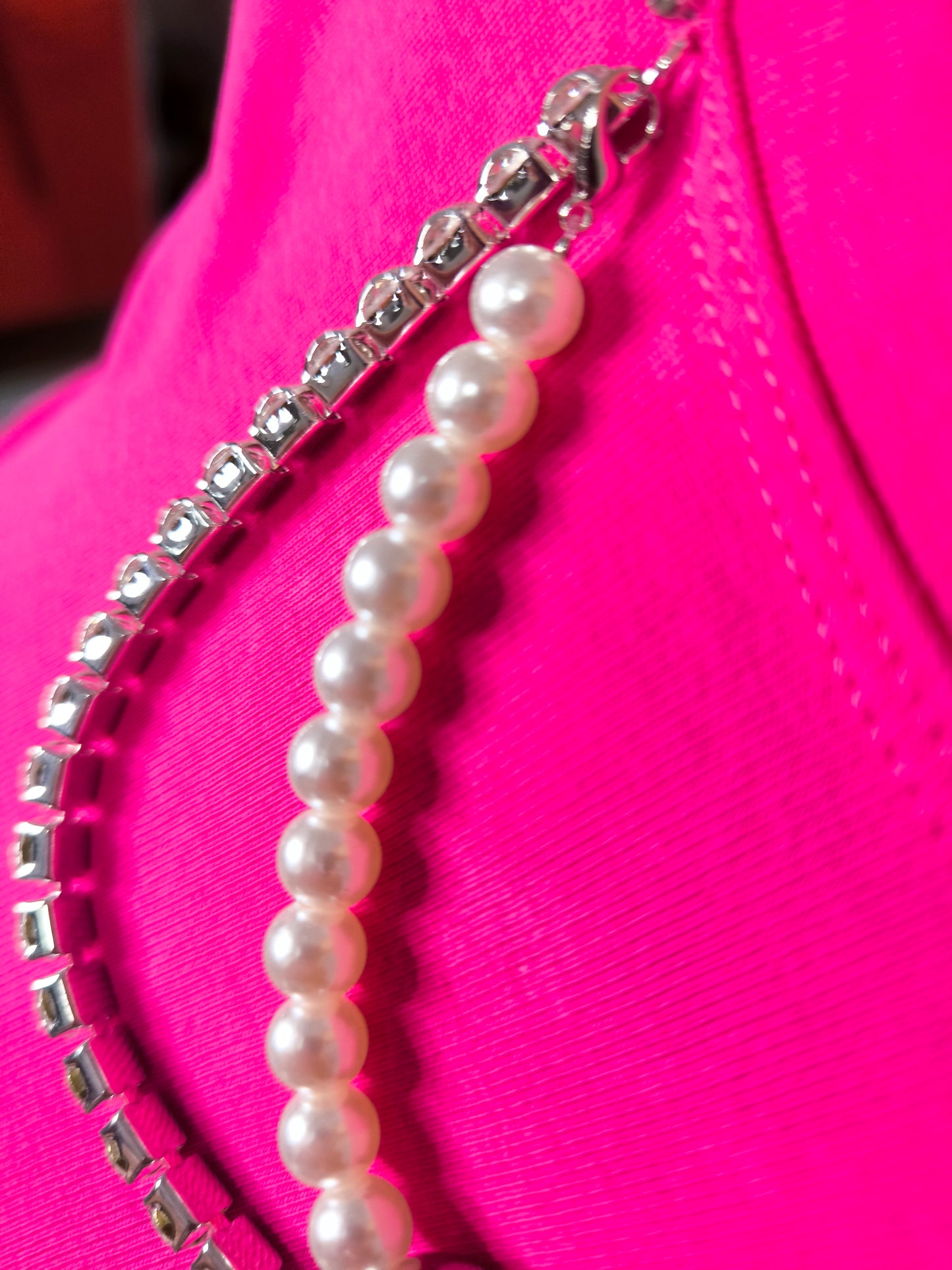 T-shirt corta con collana