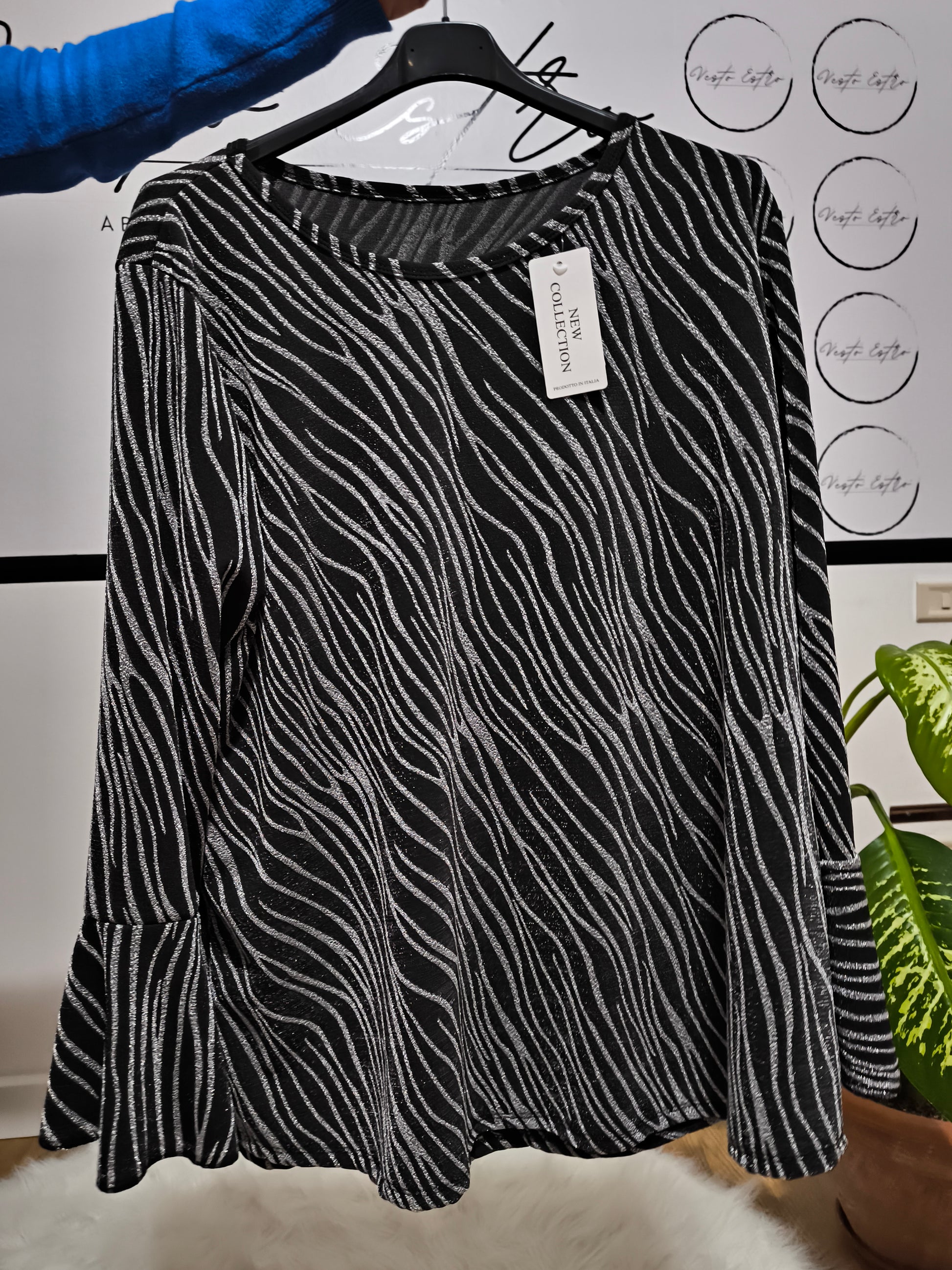 Blusa curvy nera con motivo zebrato argentato in lurex e maniche a campana, design elegante per donne curvy.