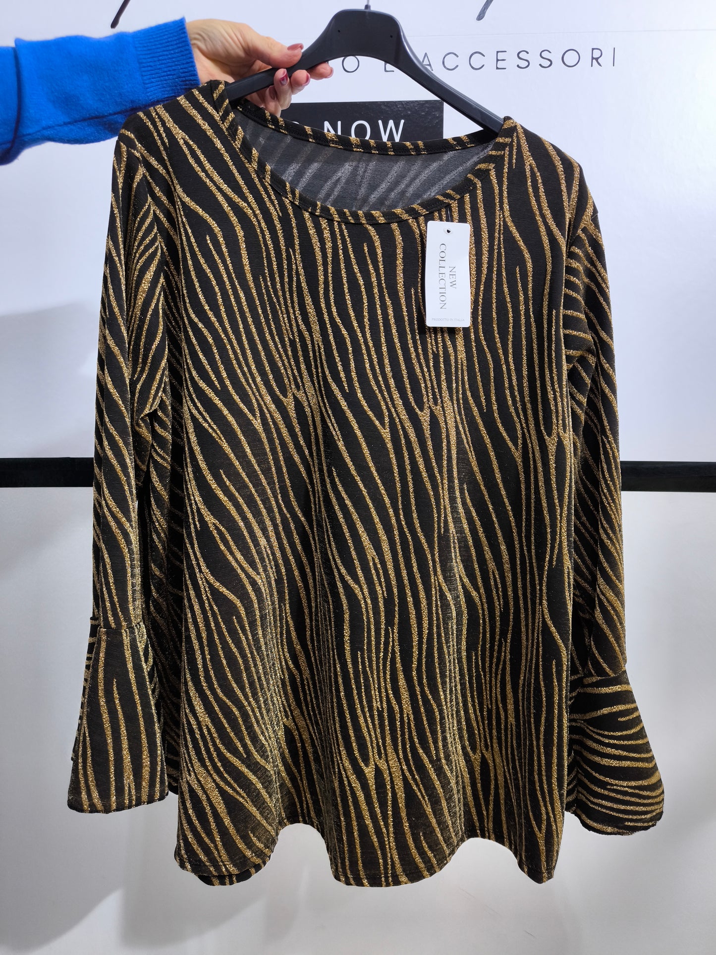 Blusa curvy nera con motivo zebrato dorato in lurex e maniche a campana, design elegante per donne curvy.