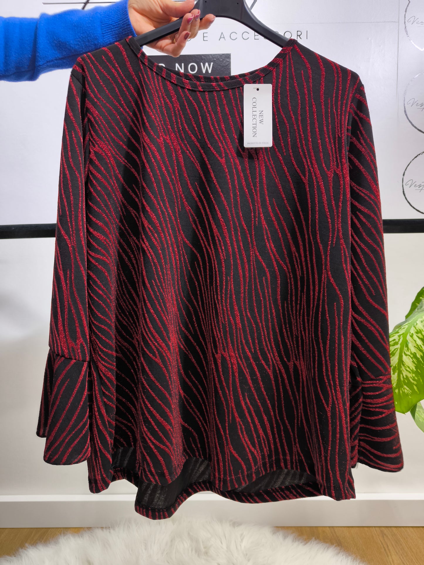 Blusa curvy nera con motivo zebrato rosso in lurex e maniche a campana, design elegante per donne curvy.