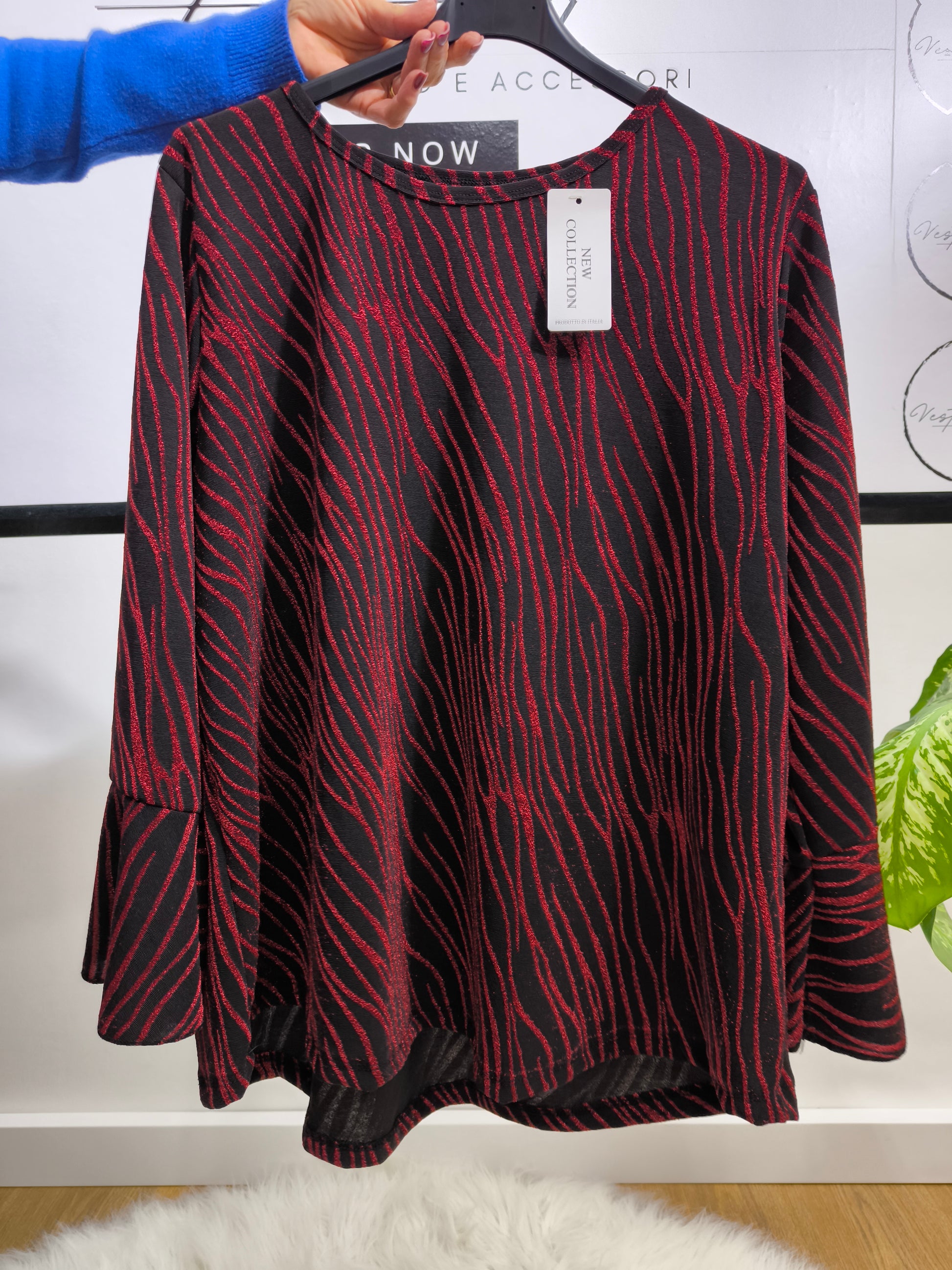 Blusa curvy nera con motivo zebrato rosso in lurex e maniche a campana, design elegante per donne curvy.