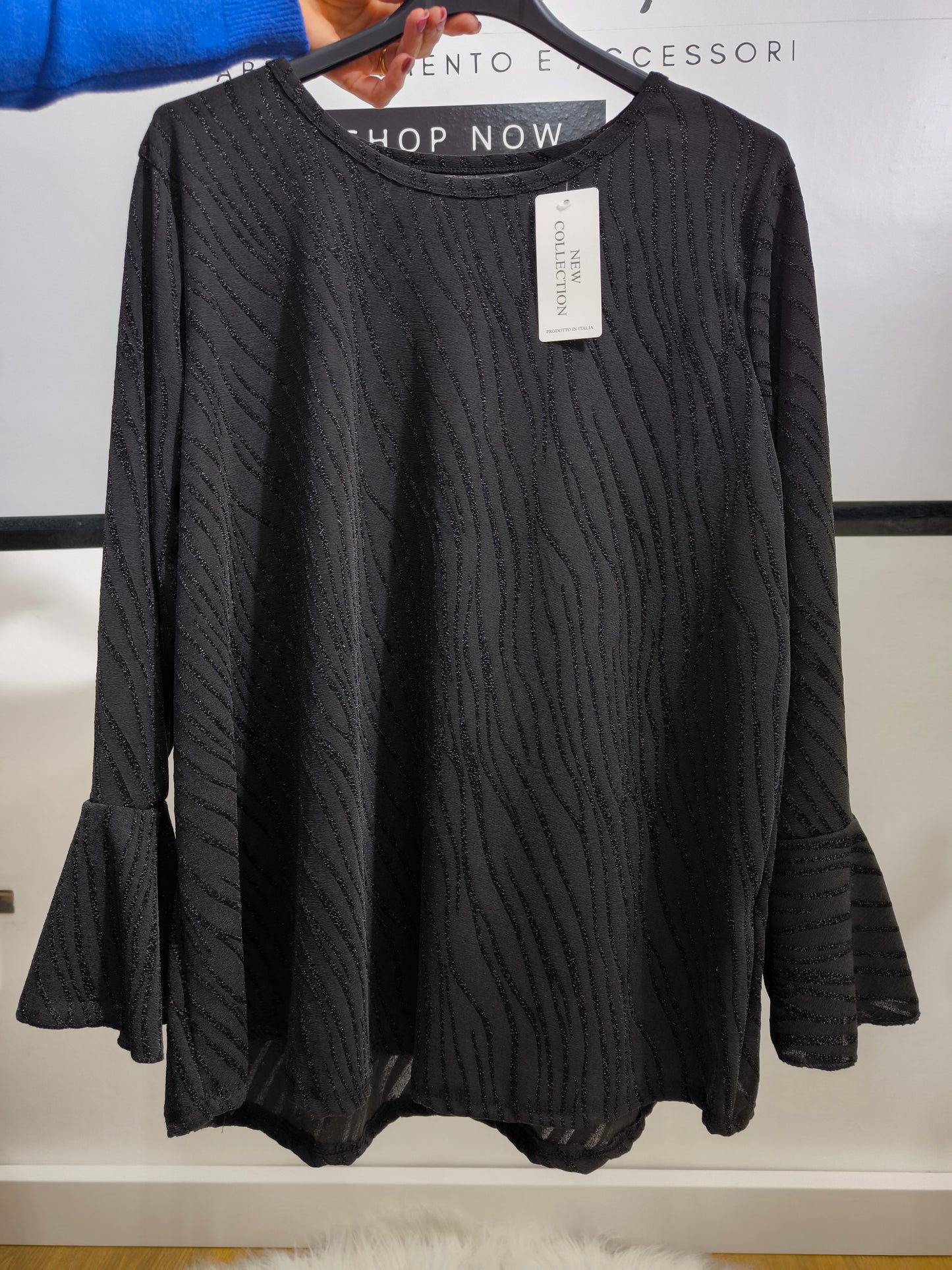 Blusa curvy nera con motivo zebrato nero in lurex e maniche a campana, design elegante per donne curvy.