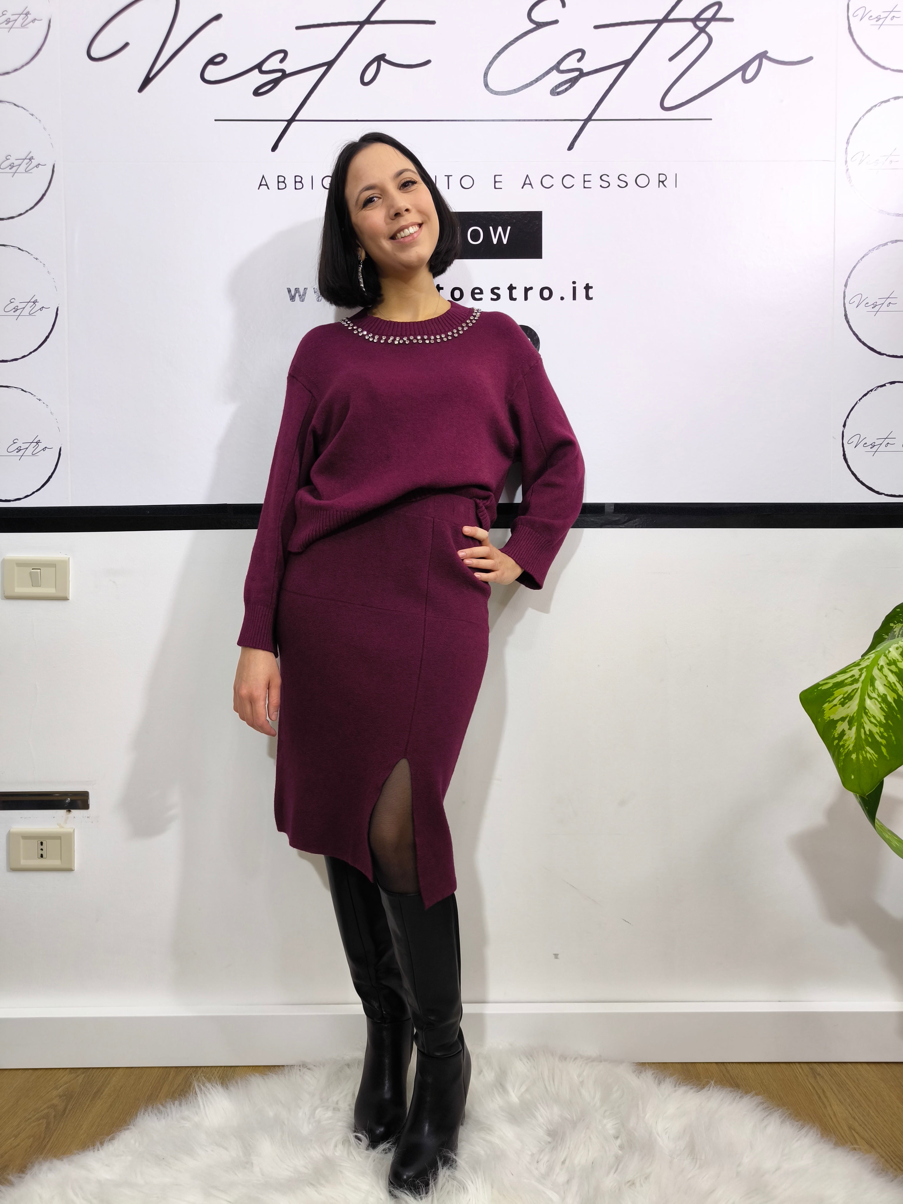 Maglia bordeaux con applicazioni gioiello sul collo Vesto Estro