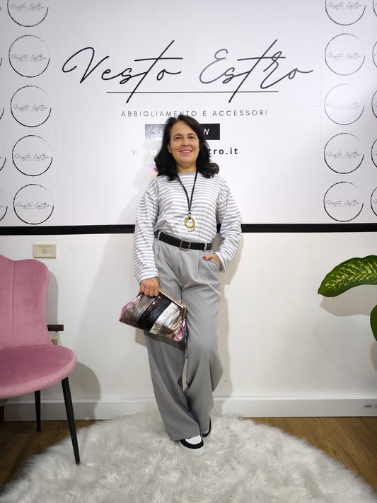 Maglia a maniche lunghe a righe bianche e grigie - look casual e chic