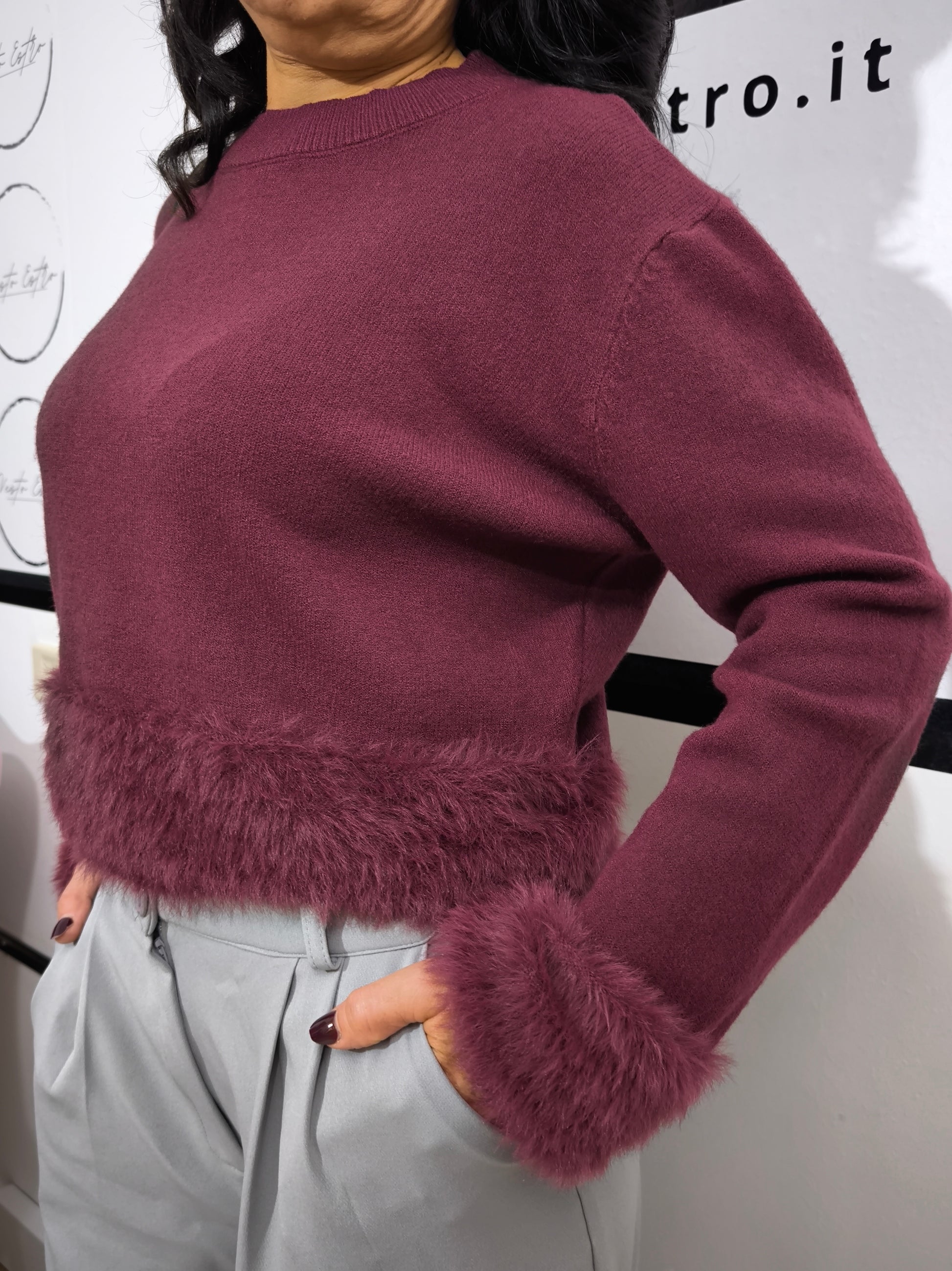 Maglia bordeaux con bordo e polsini in pelliccia sintetica - look chic e avvolgente