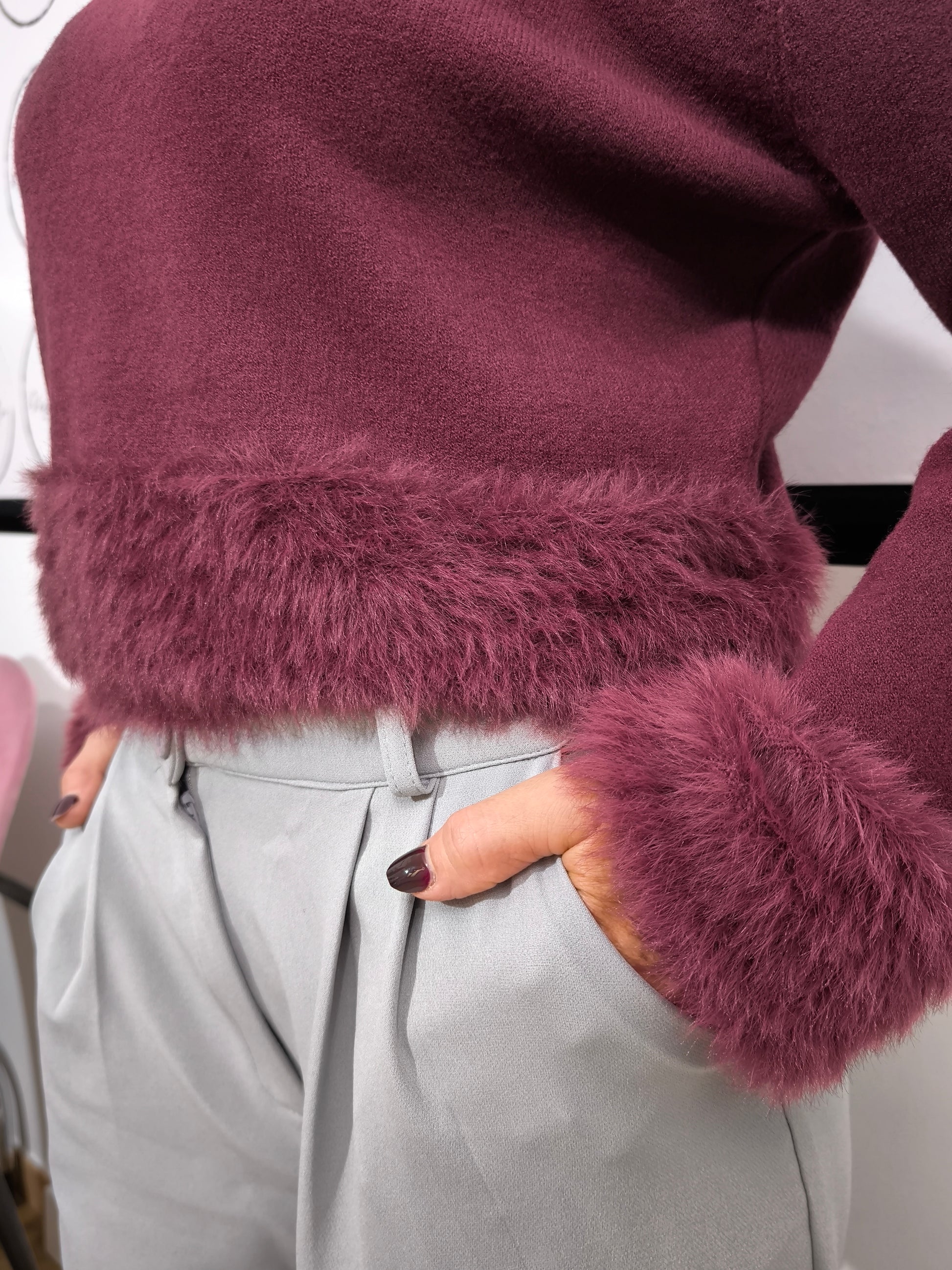 Maglia bordeaux con bordo e polsini in pelliccia sintetica - look chic e avvolgente